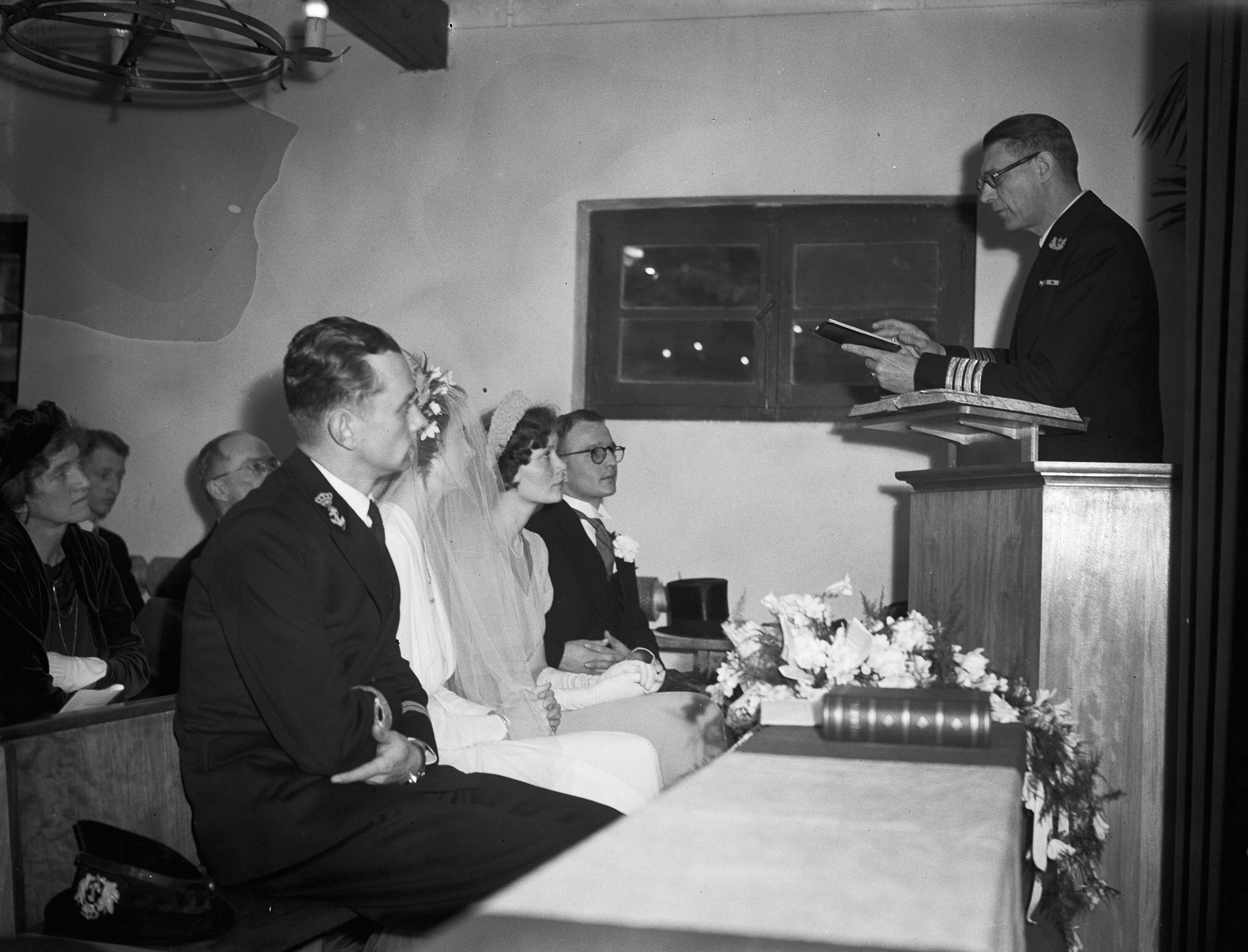 Fotocollectie Anefo — Huwelijk van Luitenant ter zee 2e klasse P.E. Tegelberg en mej. mr. M.J. Doornbos ingezegend door hoofdvlootpredikant ds. J.H. Sillevis Smitt op het Marine opleidingskamp te Hilversum — Foto: Noske, J.D. / Anefo. Licentie: Set B: Rechtenvrij / Publiek Domein. Bron: Nationaal Archief. http://hdl.handle.net/10648/a8b38552-d0b4-102d-bcf8-003048976d84