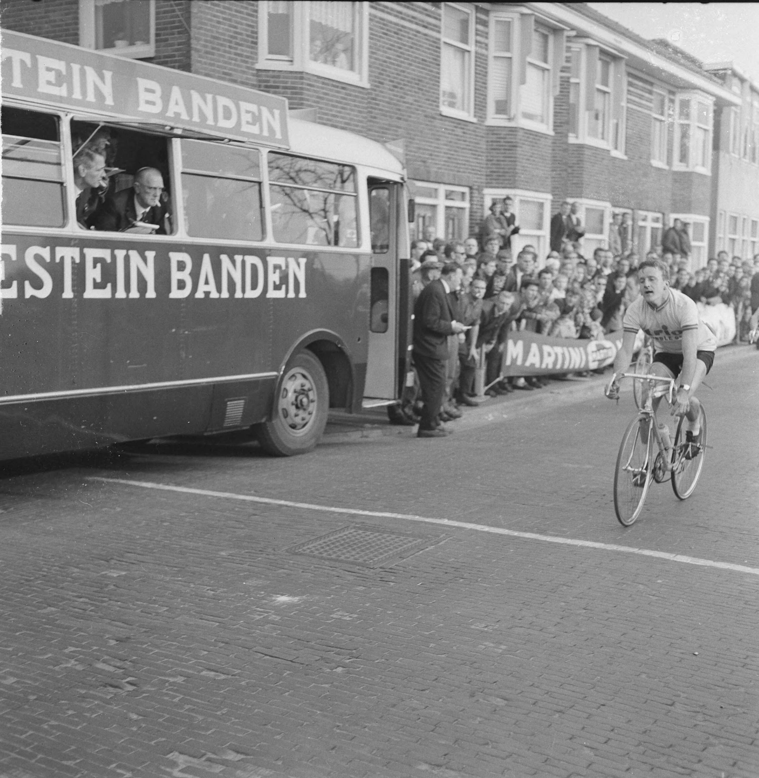 Fotocollectie Anefo — Ronde van Noord-Holland, Evert Dolman gaat in Zaandam als eerste over de finish — Foto: Kroon, Ron / Anefo. Licentie: Set B: Rechtenvrij / Publiek Domein. Bron: Nationaal Archief. http://hdl.handle.net/10648/aa9cffe2-d0b4-102d-bcf8-003048976d84