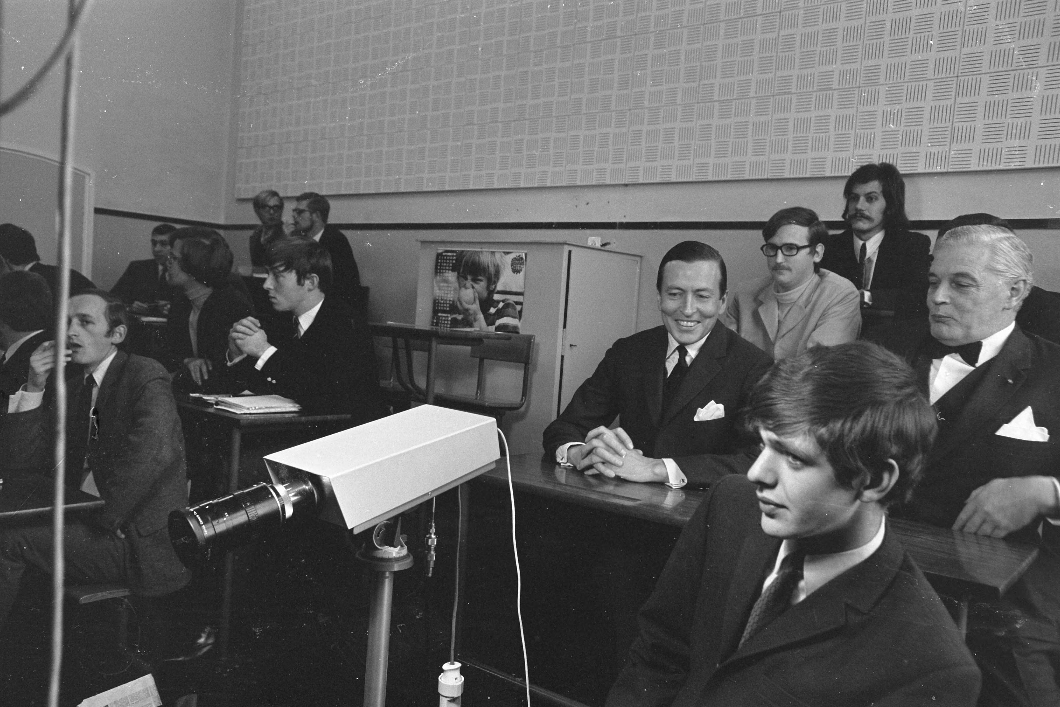 Fotocollectie Anefo — Prins Claus bezoekt School voor Journalistiek te Utrecht — Foto: Kroon, Ron / Anefo. Licentie: Set B: Rechtenvrij / Publiek Domein. Bron: Nationaal Archief. http://hdl.handle.net/10648/ab5462d6-d0b4-102d-bcf8-003048976d84