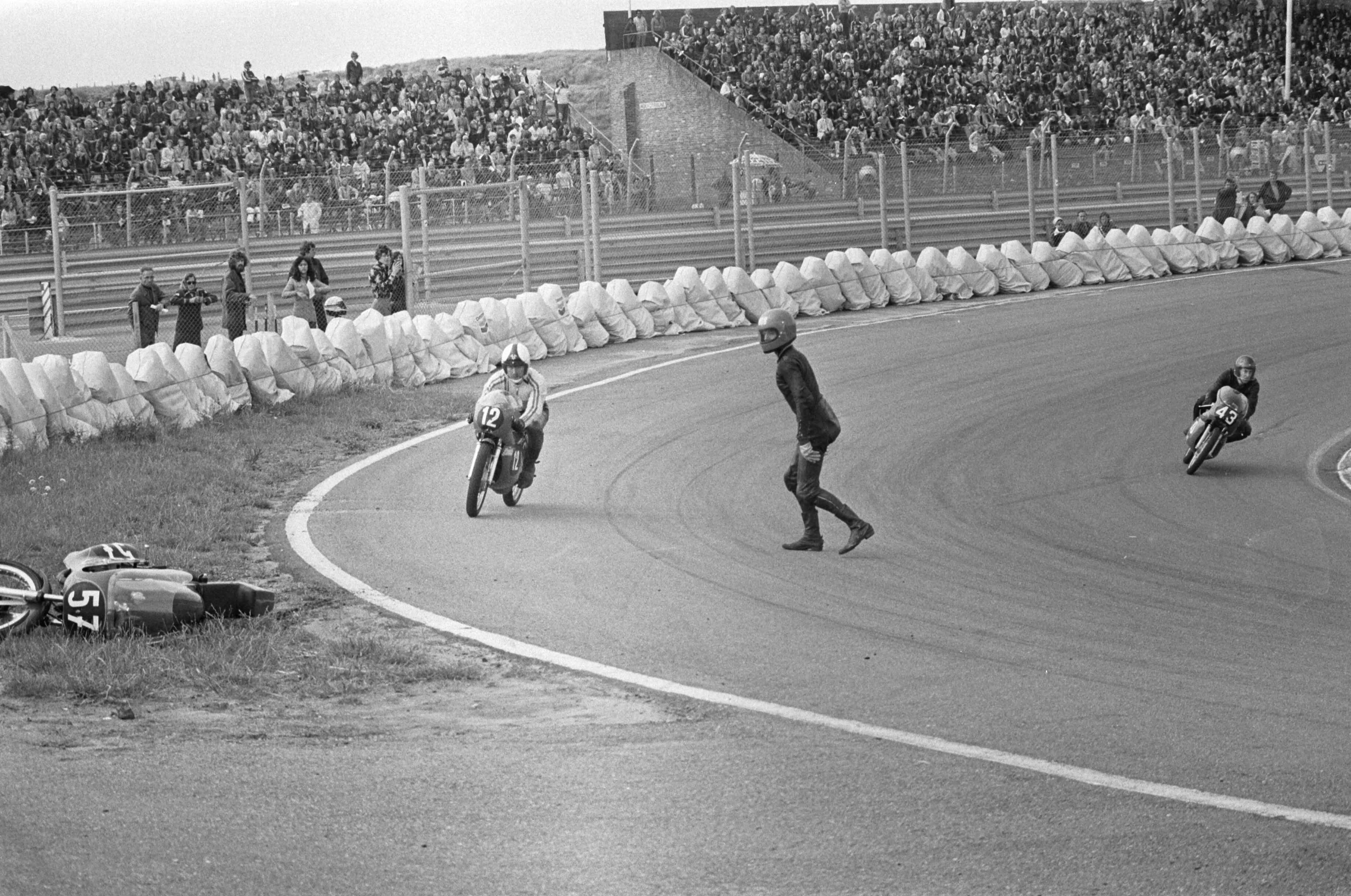 Fotocollectie Anefo — Motorraces op Zandvoort; nr. 28, 29, 30 valpartij op circuit — Foto: Mieremet, Rob / Anefo. Licentie: Set B: Rechtenvrij / Publiek Domein. Bron: Nationaal Archief. http://hdl.handle.net/10648/ac504592-d0b4-102d-bcf8-003048976d84