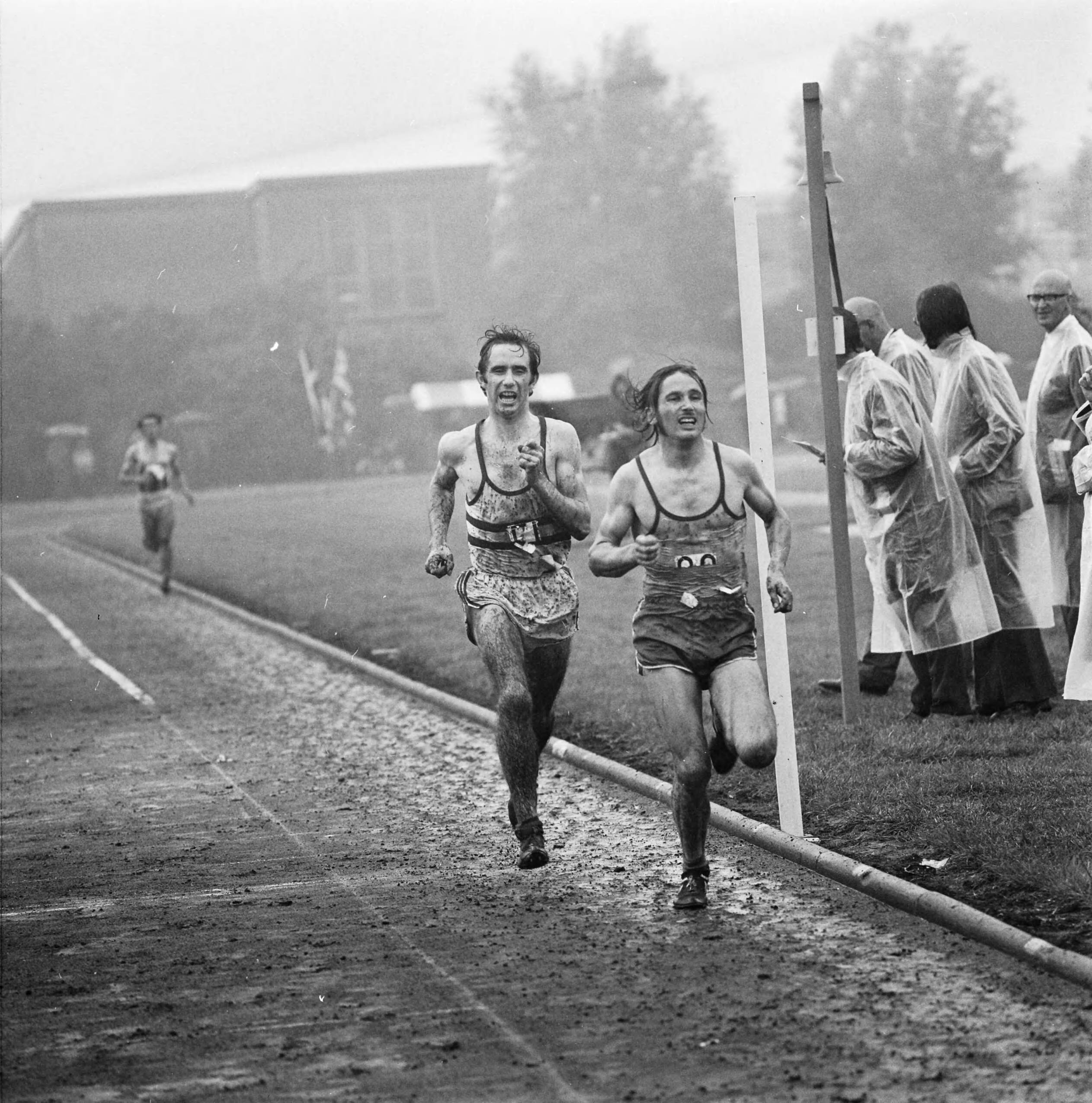Fotocollectie Anefo — Nederlandse Atletiekkampioenschappen te Den Haag in de regen — Foto: Mieremet, Rob / Anefo. Licentie: Set B: Rechtenvrij / Publiek Domein. Bron: Nationaal Archief. http://hdl.handle.net/10648/ac31ae02-d0b4-102d-bcf8-003048976d84