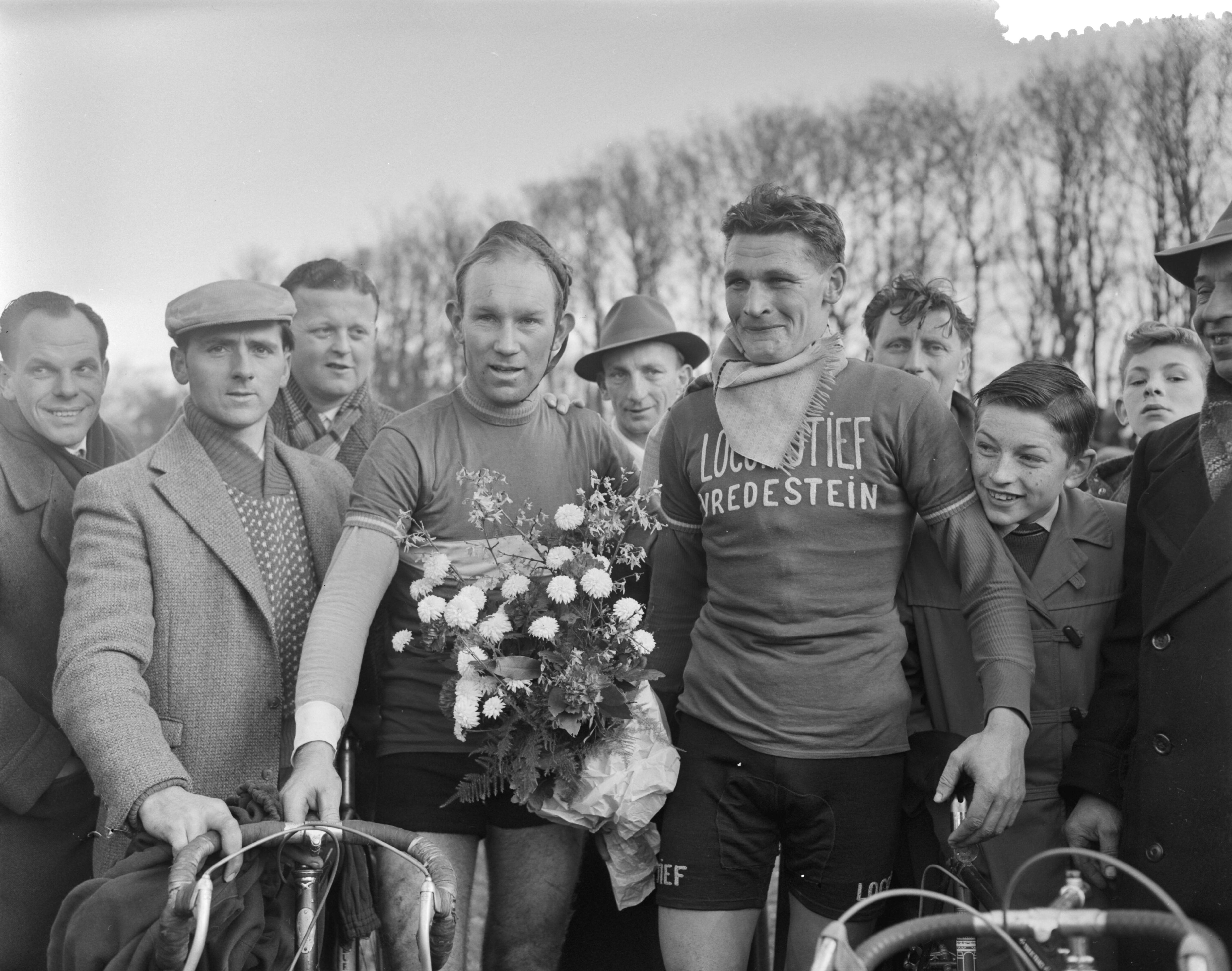 Fotocollectie Anefo — Nationale cyclecross op Duinhorst te Den Haag, rechts winnaar Arie Van Wetten , links Jan Ruttenberg (2e) — Foto: Bilsen, Joop van / Anefo. Licentie: Set B: Rechtenvrij / Publiek Domein. Bron: Nationaal Archief. http://hdl.handle.net/10648/a98ca5f8-d0b4-102d-bcf8-003048976d84