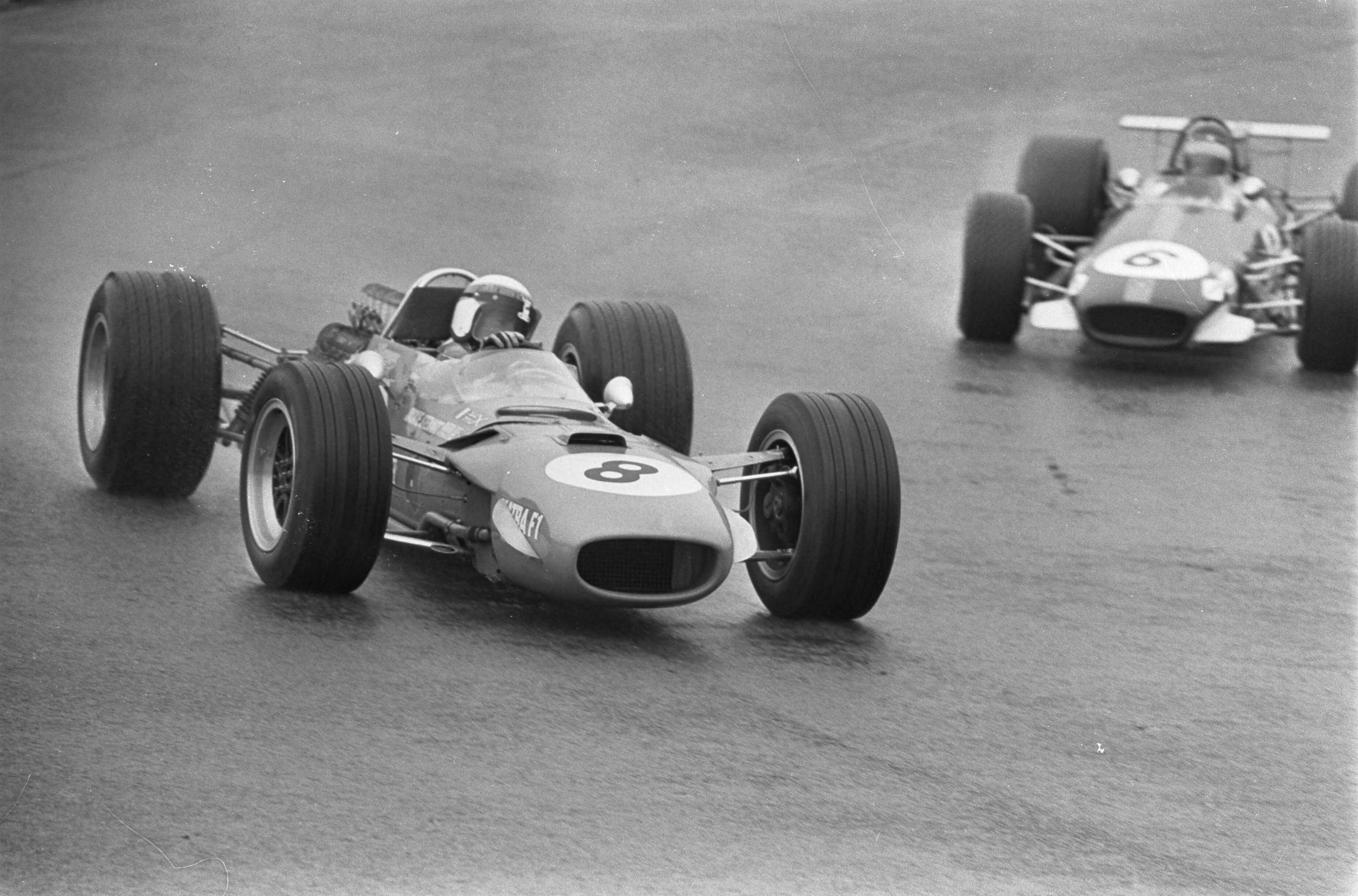 Fotocollectie Anefo — Grand Prix 68 Zandvoort . Jackie Stewart (8) en Jochen Rindt (6) — Foto: Evers, Joost / Anefo. Licentie: Set B: Rechtenvrij / Publiek Domein. Bron: Nationaal Archief. http://hdl.handle.net/10648/ab44fcf6-d0b4-102d-bcf8-003048976d84