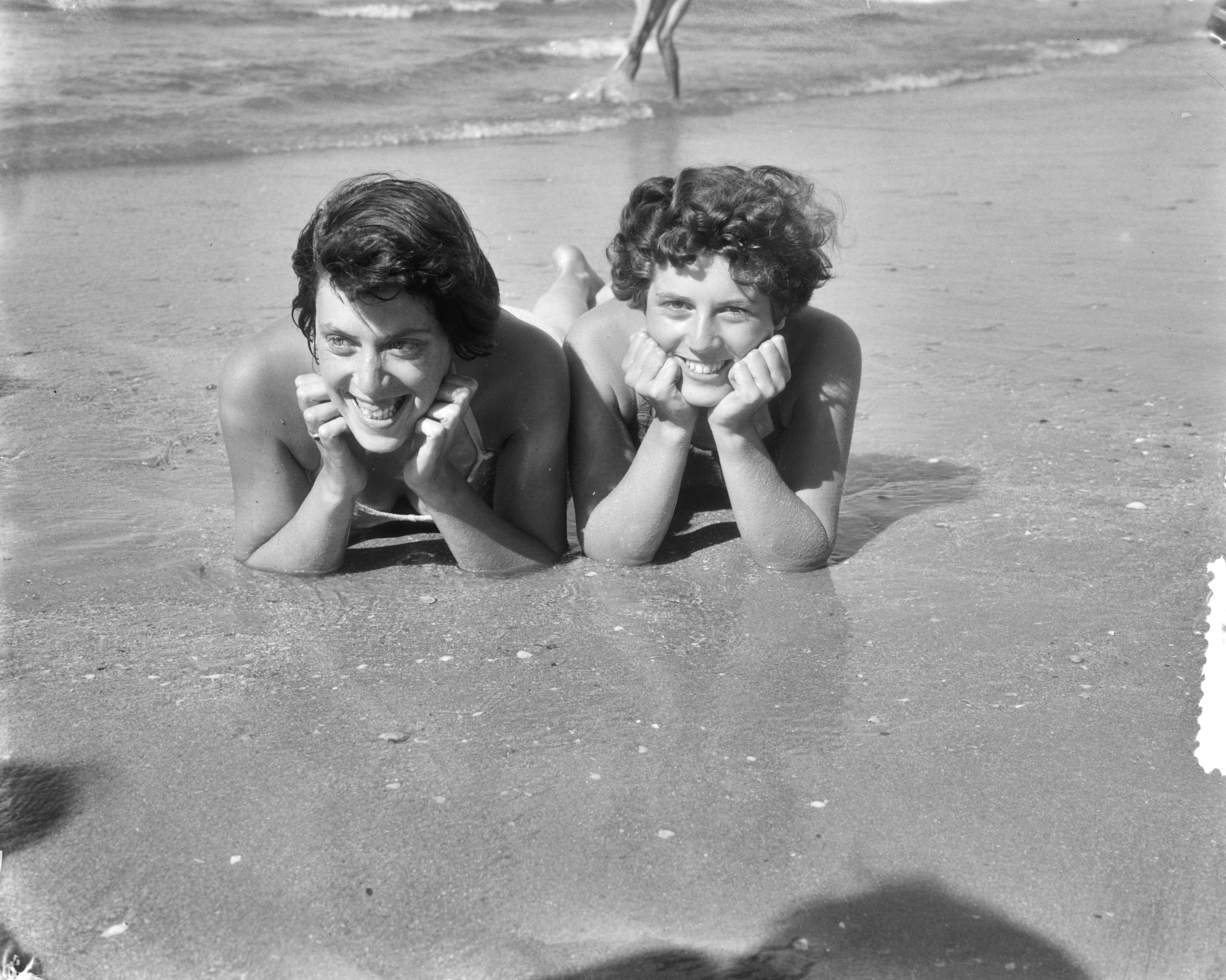 Fotocollectie Anefo — Strandplaatjes Scheveningen. 2 badschonen — Foto: Consenheim, Wim / Anefo. Licentie: Set B: Rechtenvrij / Publiek Domein. Bron: Nationaal Archief. http://hdl.handle.net/10648/a8fe5172-d0b4-102d-bcf8-003048976d84