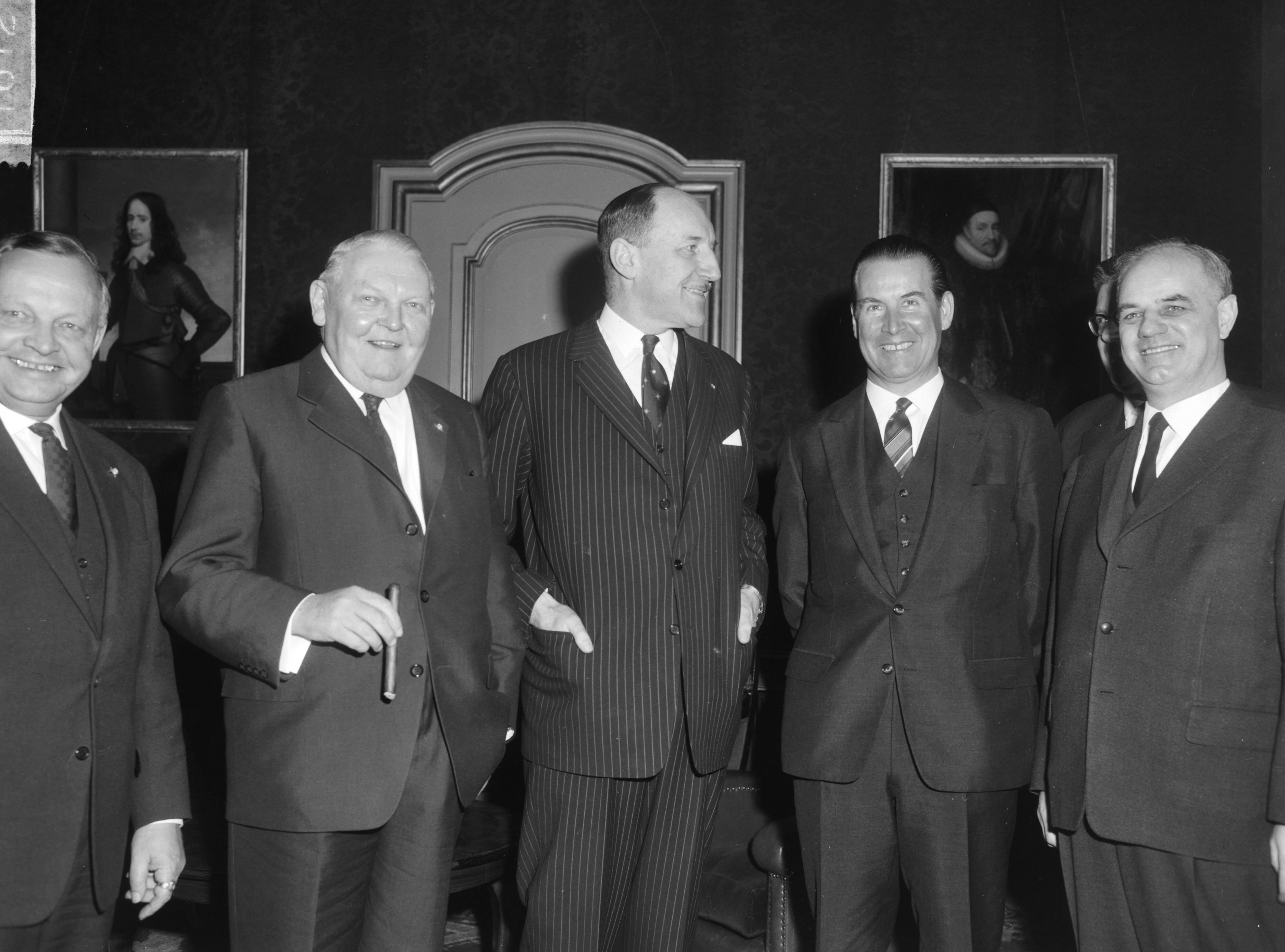 Fotocollectie Anefo — Bondskanselier Erhard en minister Schroder besprekingen gevoerd te Den Haag met Ministerie Van Buitenlandse Zaken — Foto: Bilsen, Joop van / Anefo. Licentie: Set B: Rechtenvrij / Publiek Domein. Bron: Nationaal Archief. http://hdl.handle.net/10648/aa5cbd42-d0b4-102d-bcf8-003048976d84