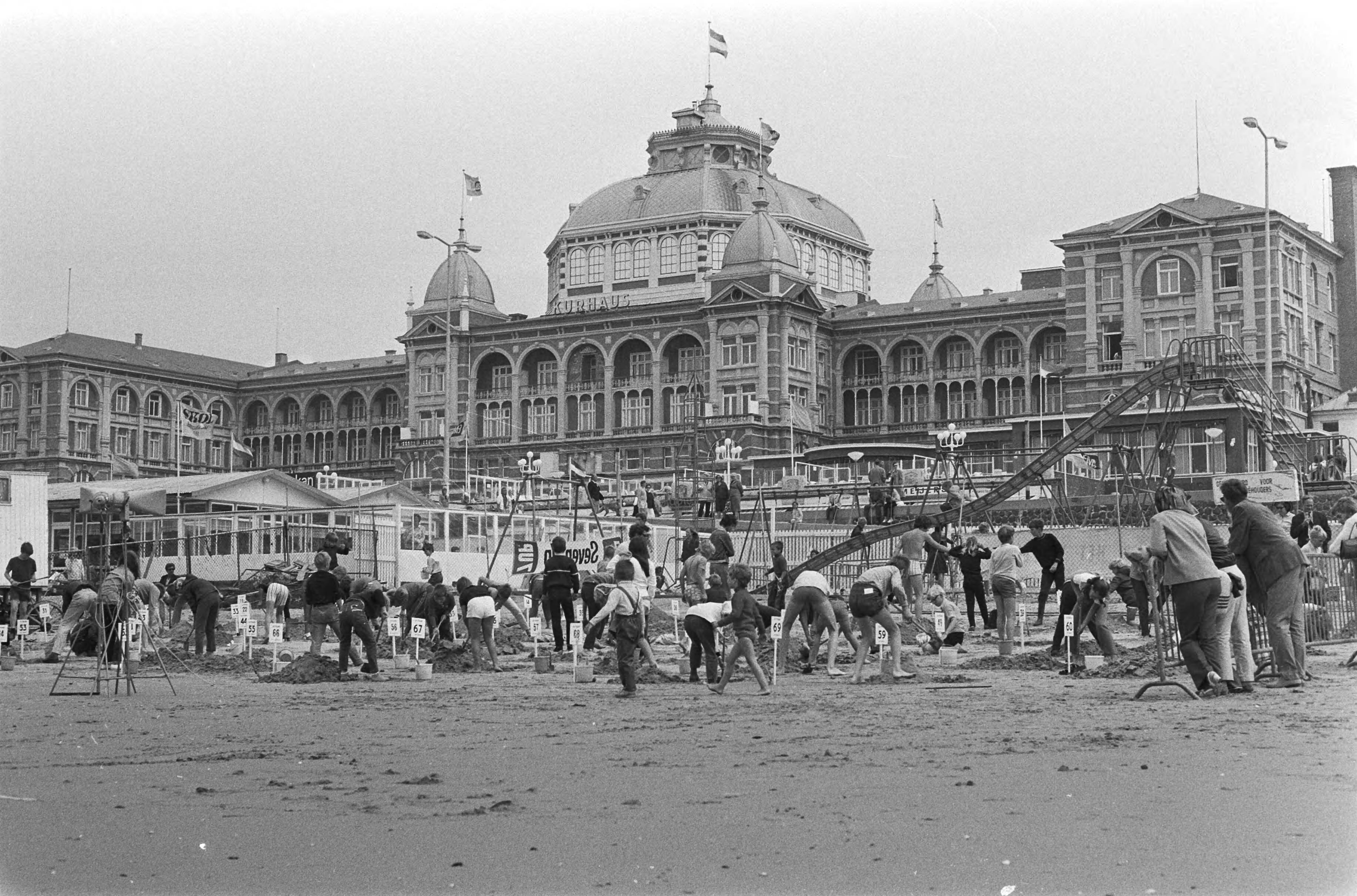 Fotocollectie Anefo — Nationale zandbouwwedstrijd in Scheveningen, Kurhaus hotel exterieur — Foto: Peters, Hans / Anefo. Licentie: Set B: Rechtenvrij / Publiek Domein. Bron: Nationaal Archief. http://hdl.handle.net/10648/abc6ceca-d0b4-102d-bcf8-003048976d84