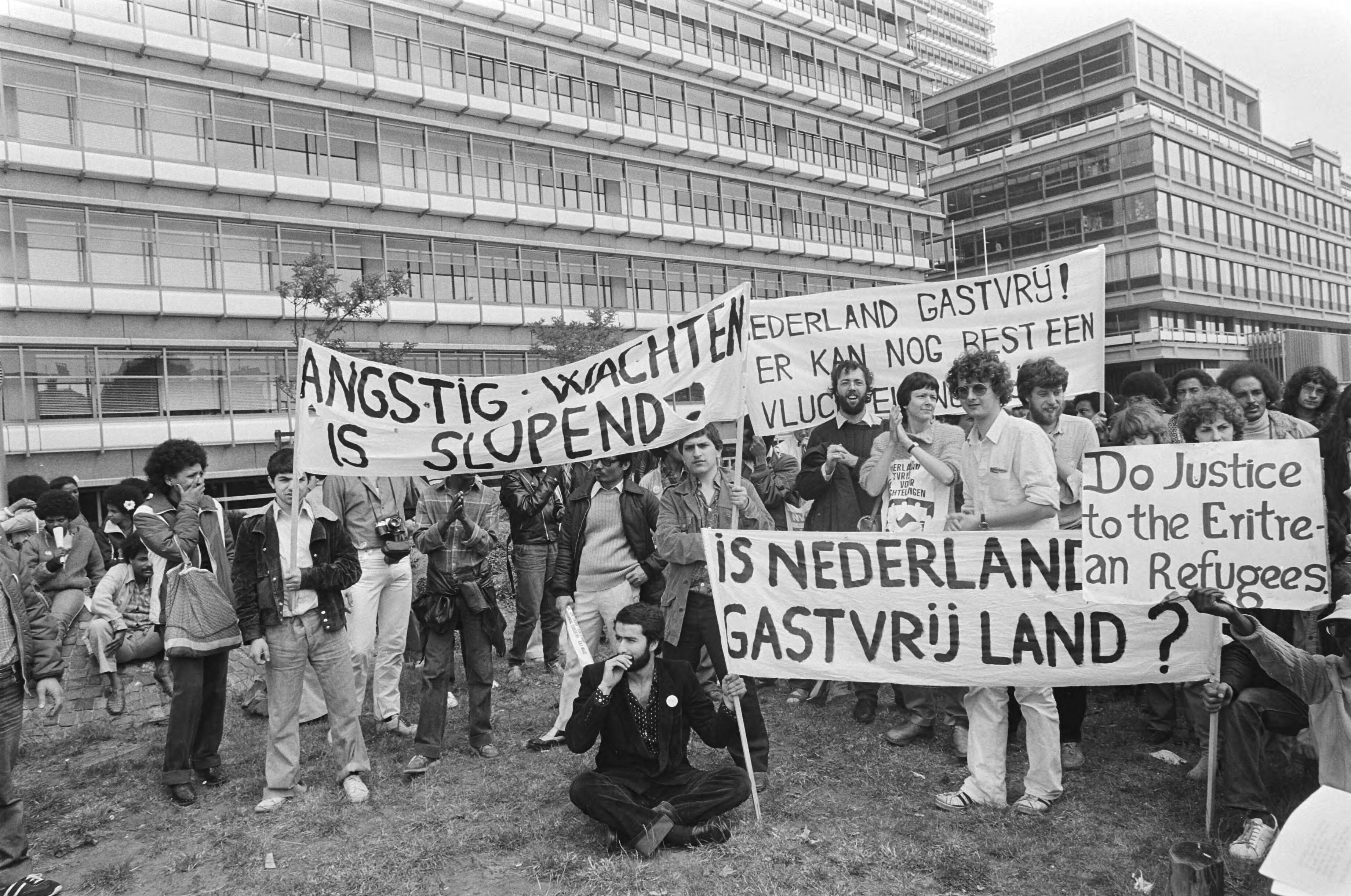 Fotocollectie Anefo — Demonstratie van ongeveer 100 illegale buitenlanders voor ministeriesCRM en Justitie en Binnenhof in Den Haag voettocht vanuit Amsterdam — Foto: Dijk, Hans van / Anefo. Licentie: Set B: Rechtenvrij / Publiek Domein. Bron: Nationaal Archief. http://hdl.handle.net/10648/acfe635c-d0b4-102d-bcf8-003048976d84