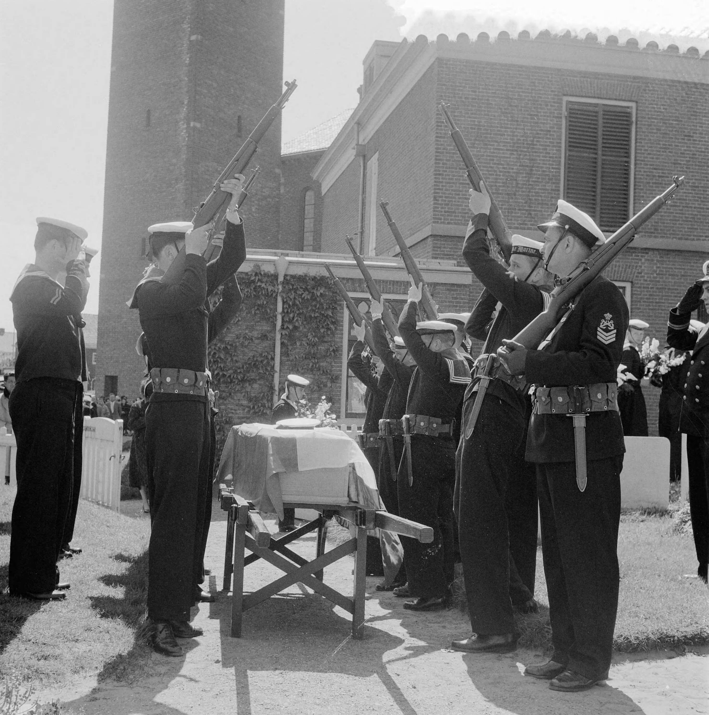 Fotocollectie Anefo — Militaire begroeting overste(?) Talanan in Haarlem — Foto: Pot, Harry / Anefo. Licentie: Set B: Rechtenvrij / Publiek Domein. Bron: Nationaal Archief. http://hdl.handle.net/10648/a960c2d0-d0b4-102d-bcf8-003048976d84