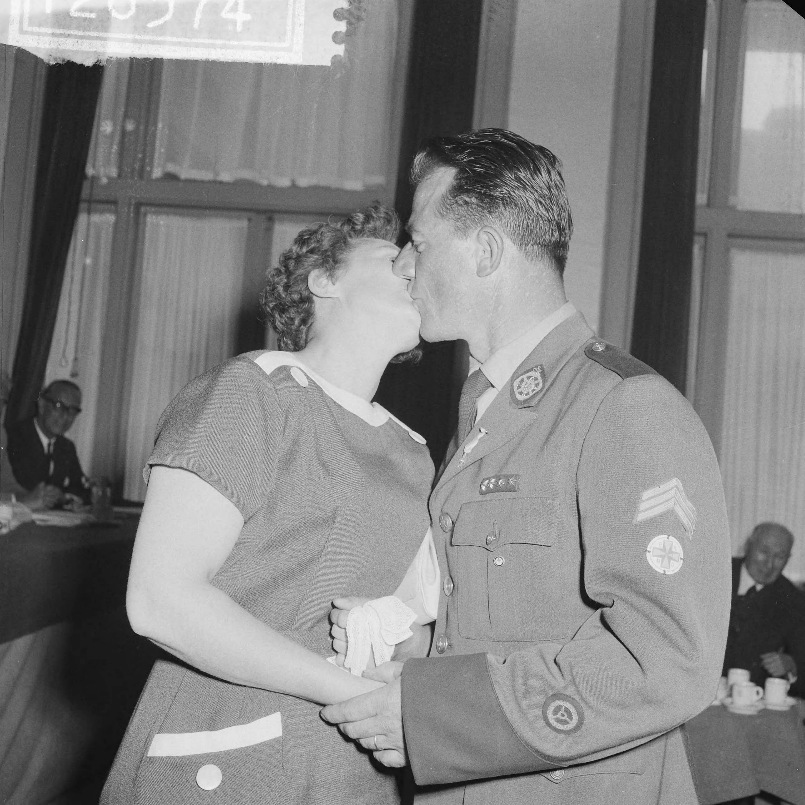 Fotocollectie Anefo — Uitreiking Wegenwacht-Erekruis wegenwacht Breunis Post. Breunis Post en zijn vrouw — Foto: Lindeboom, Henk / Anefo. Licentie: Set B: Rechtenvrij / Publiek Domein. Bron: Nationaal Archief. http://hdl.handle.net/10648/a9d9c018-d0b4-102d-bcf8-003048976d84