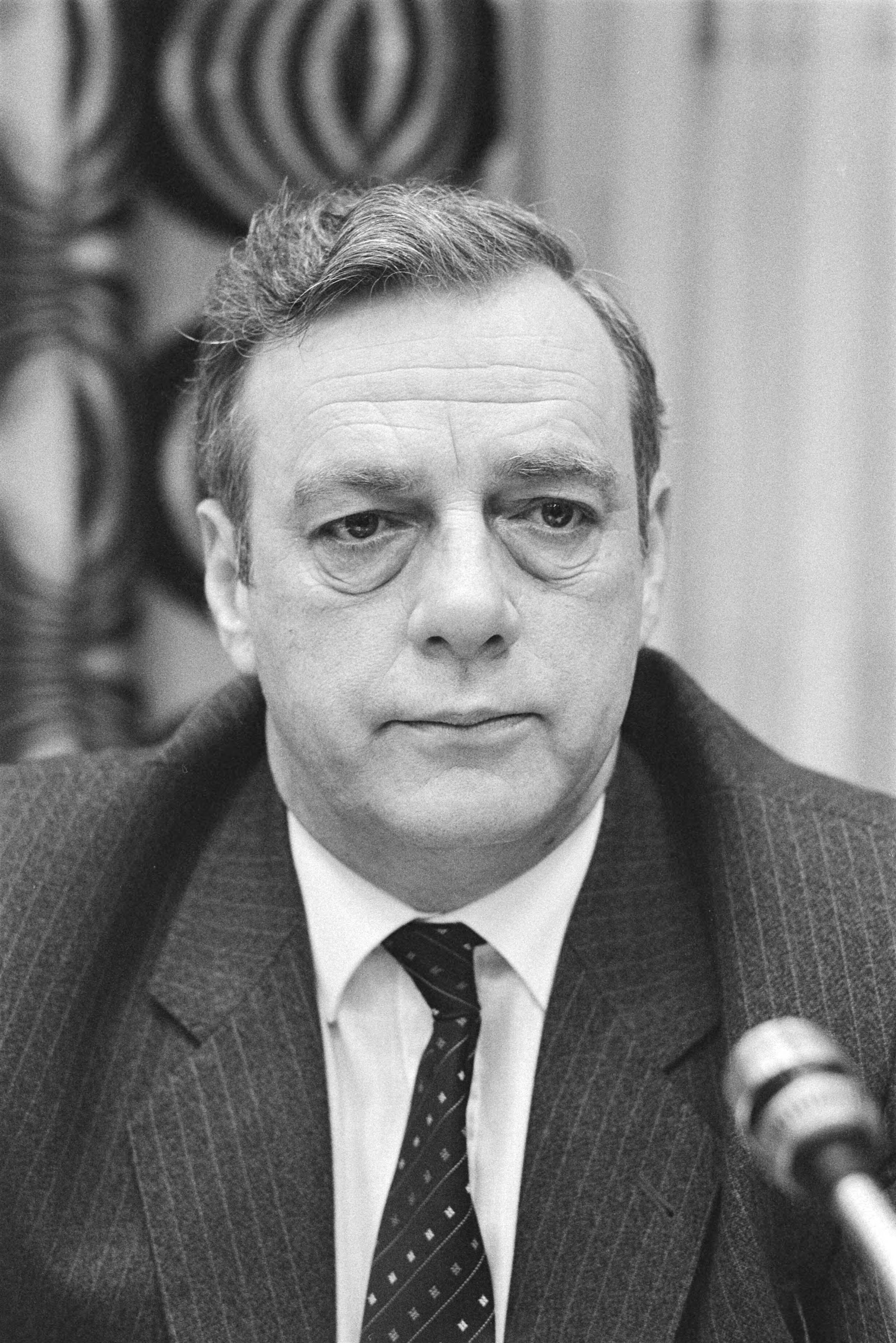 Fotocollectie Anefo — Hoorzitting m.b.t. weigering "duikbotenexport" naar Taiwan ( Den Haag ); nr. 21, 22 Jonker (financieel directeur Wilton Fijenoord), koppen — Foto: Antonisse, Marcel / Anefo. Licentie: Set B: Rechtenvrij / Publiek Domein. Bron: Nationaal Archief. http://hdl.handle.net/10648/ad32a554-d0b4-102d-bcf8-003048976d84