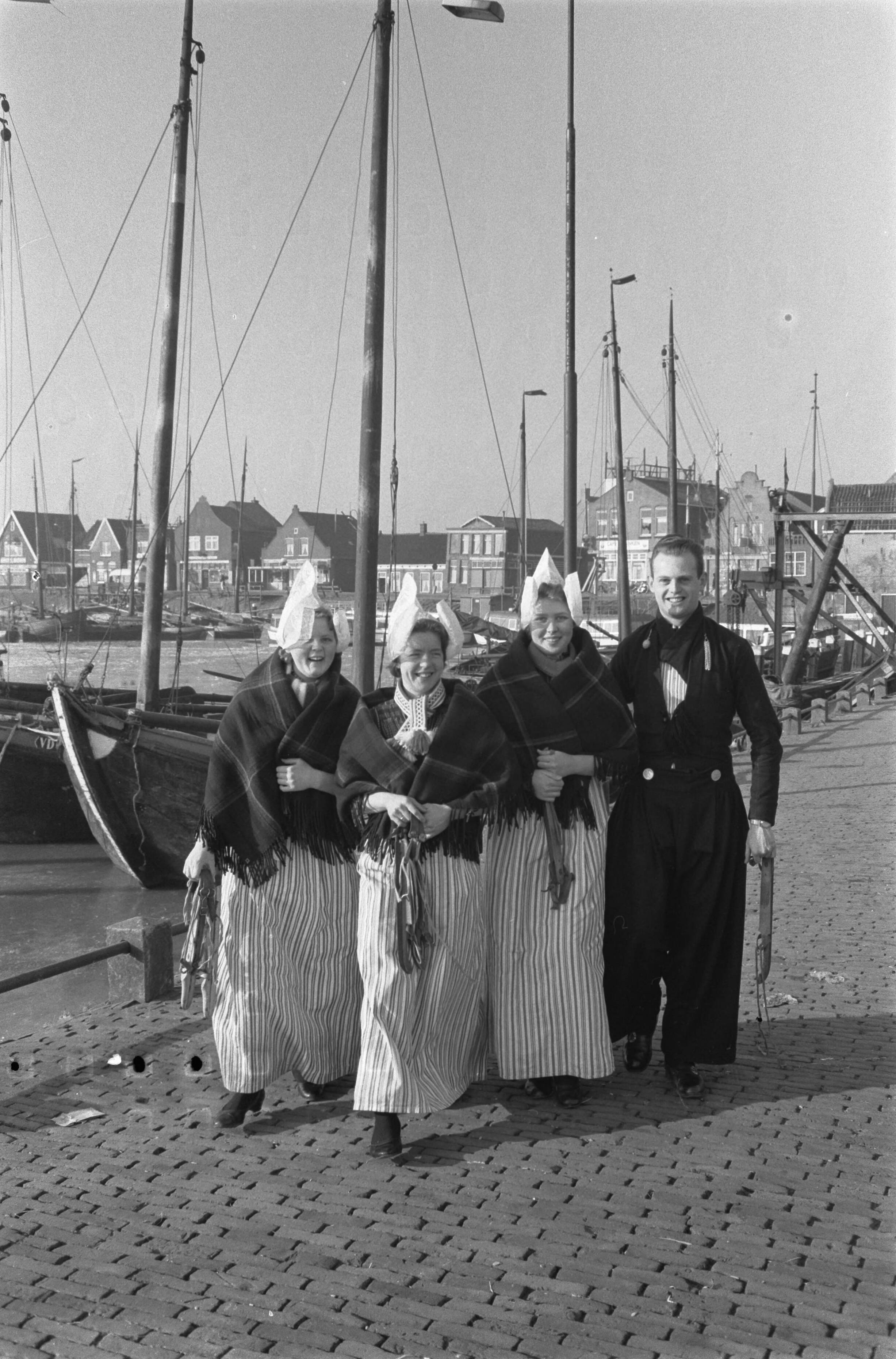 Fotocollectie Anefo — Winter in Nederland, met schaatsen gewapende Volendammers — Foto: Pot, Harry / Anefo. Licentie: Set B: Rechtenvrij / Publiek Domein. Bron: Nationaal Archief. http://hdl.handle.net/10648/a9c62e68-d0b4-102d-bcf8-003048976d84