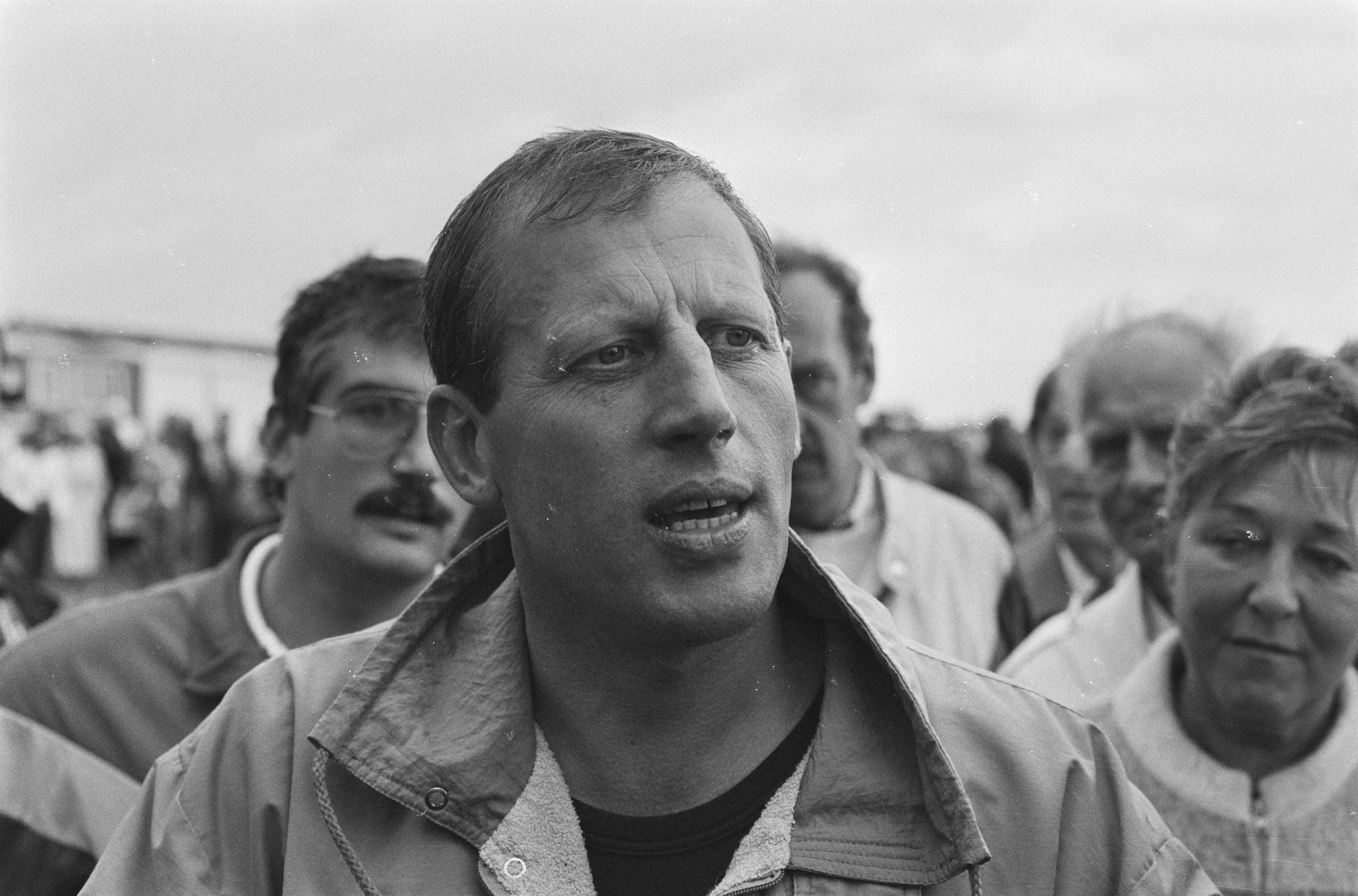 Fotocollectie Anefo — Landing ballon "Dutch Viking" na succesvolle vlucht over Atlantische Oceaan in polder bij Almere; ballonvaarder Willem Hageman na de landing — Foto: Gerrits, Roland / Anefo. Licentie: Set B: Rechtenvrij / Publiek Domein. Bron: Nationaal Archief. http://hdl.handle.net/10648/ad56d19a-d0b4-102d-bcf8-003048976d84