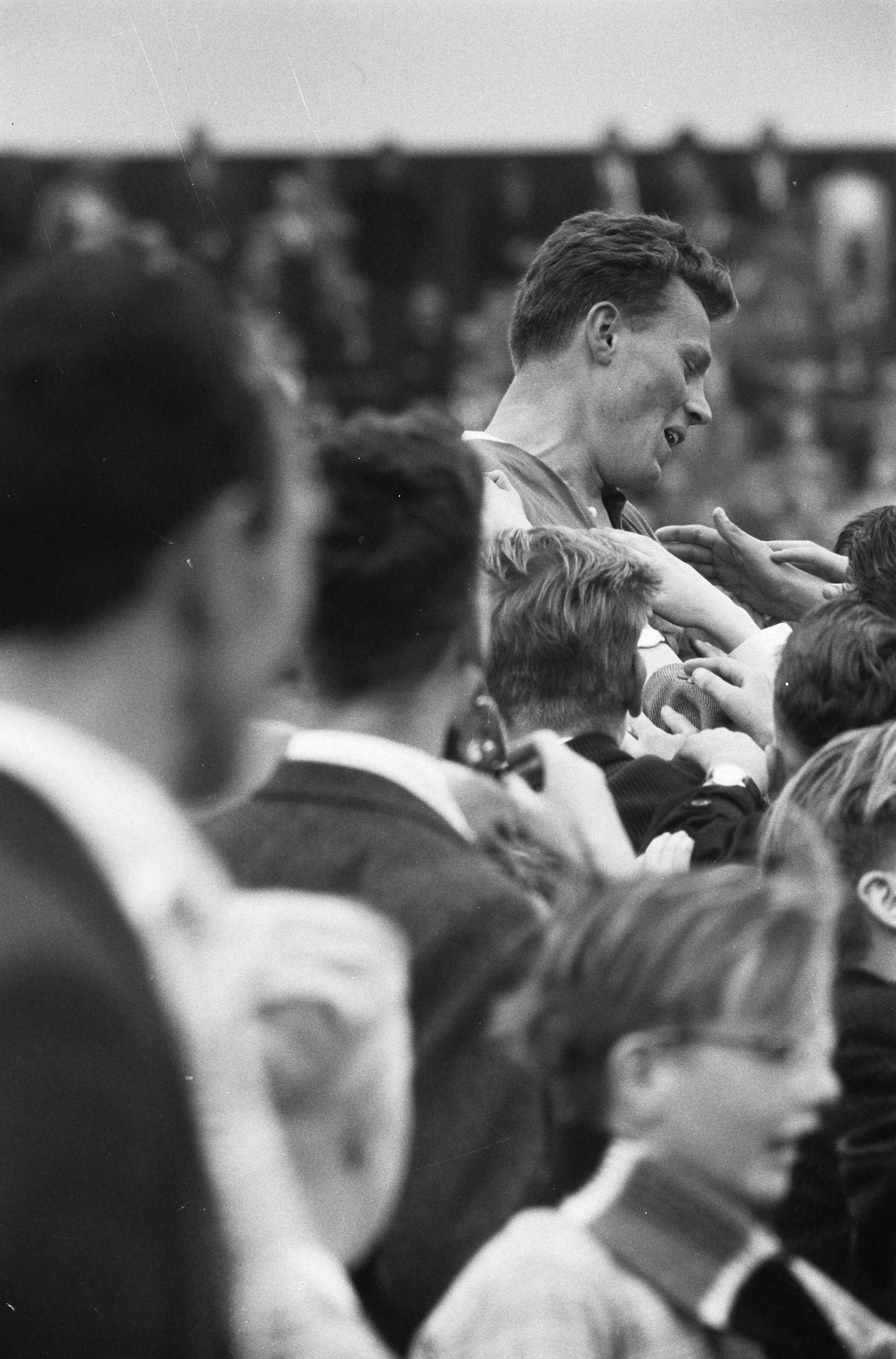 Fotocollectie Anefo — Voetbal. RCH tegen Limburgia. De Hongaar László Nánai op de schouders van supporters — Foto: Pot, Harry / Anefo. Licentie: Set B: Rechtenvrij / Publiek Domein. Bron: Nationaal Archief. http://hdl.handle.net/10648/a9aff698-d0b4-102d-bcf8-003048976d84