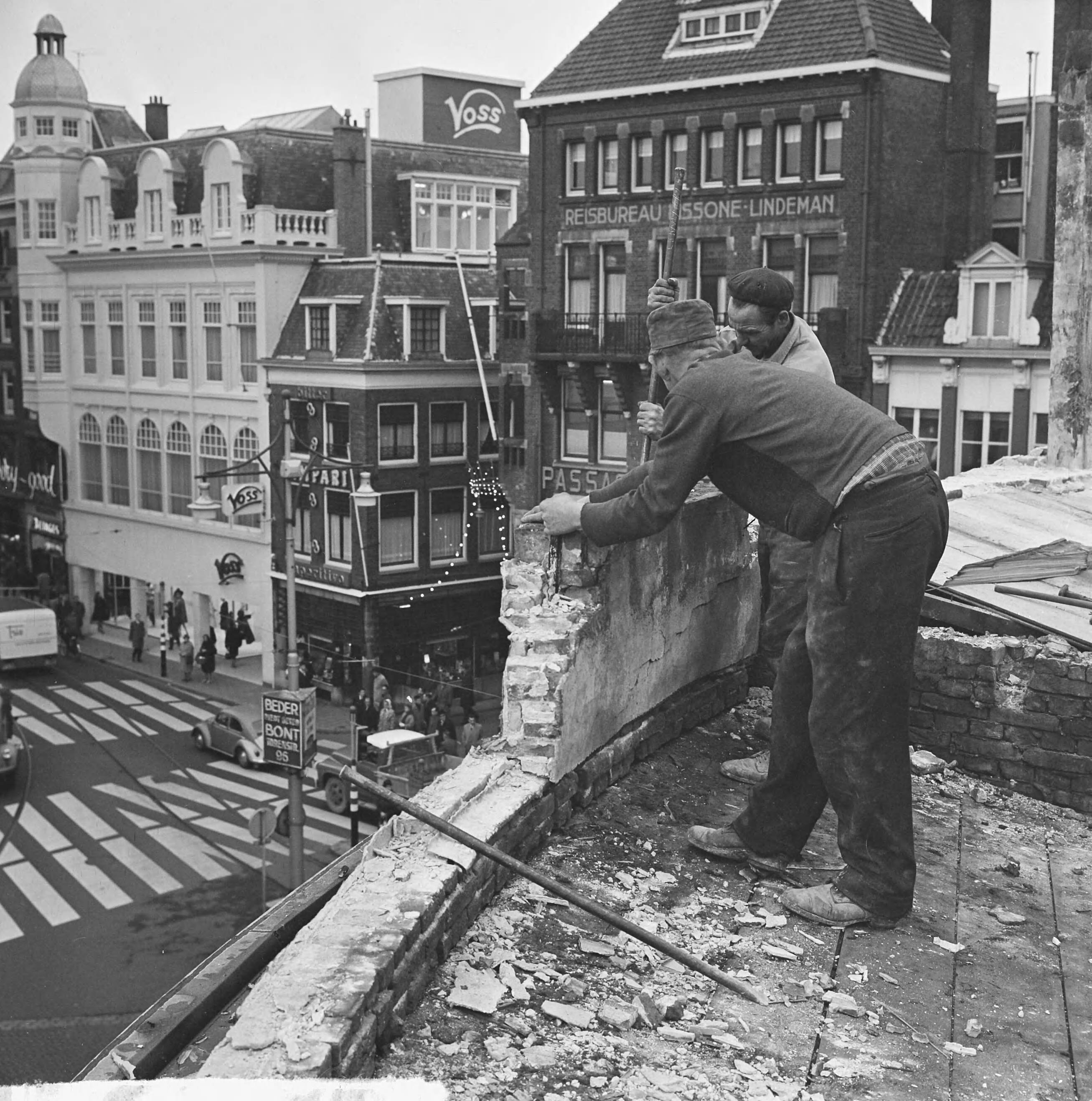 Fotocollectie Anefo — Den Haag krijgt nieuw hart, rond het oud stadhuis, begonnen met afbreken gebouwen — Foto: Koch, Eric / Anefo. Licentie: Set B: Rechtenvrij / Publiek Domein. Bron: Nationaal Archief. http://hdl.handle.net/10648/aa83b618-d0b4-102d-bcf8-003048976d84