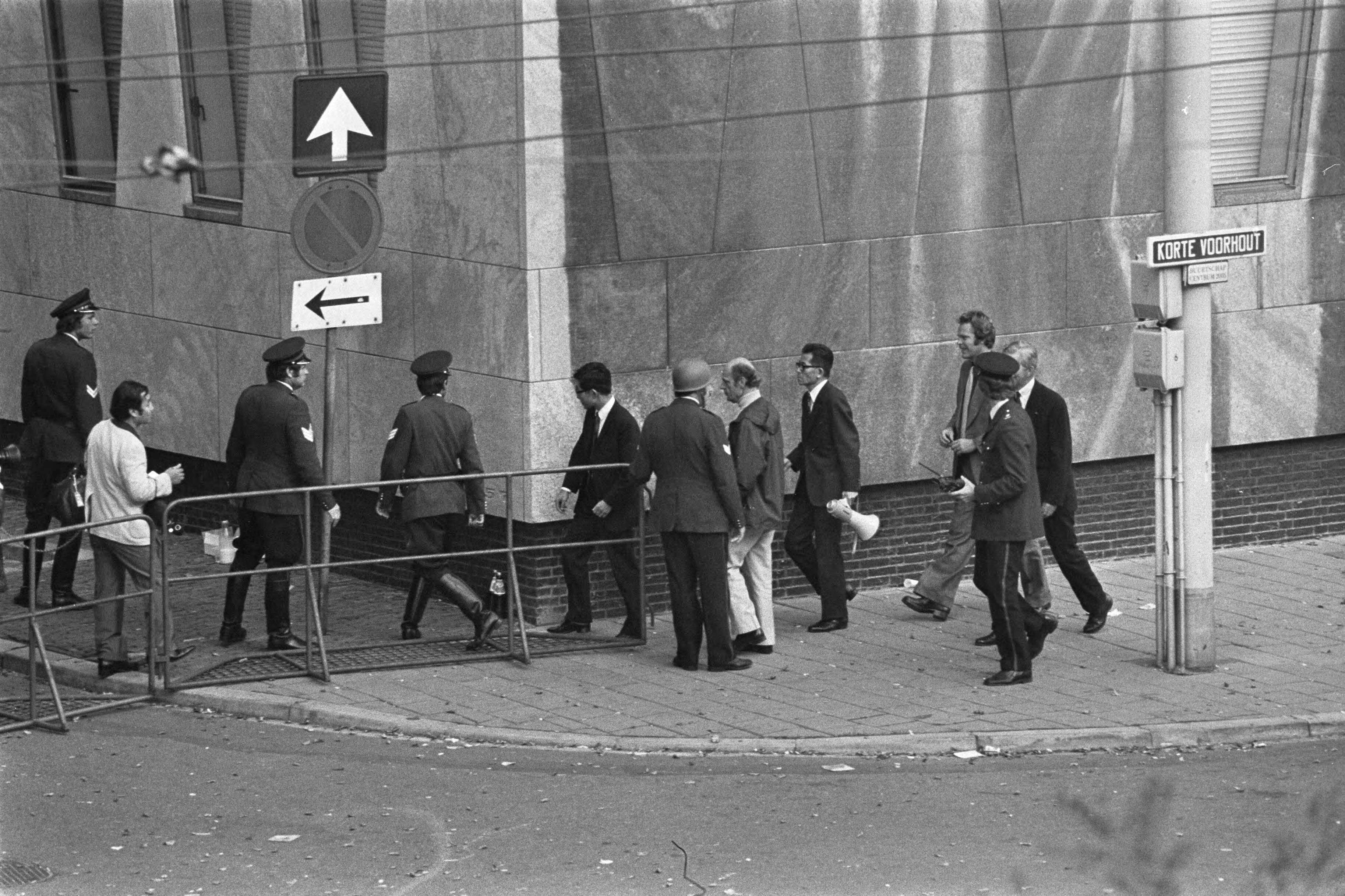 Fotocollectie Anefo — Japanse terroristen gijzelen Franse ambassadeur en 10 anderen in Franse ambassade in Den Haag , leden van de Japanse ambassade gaan met megafoons proberen contact — Foto: Mieremet, Rob / Anefo. Licentie: Set B: Rechtenvrij / Publiek Domein. Bron: Nationaal Archief. http://hdl.handle.net/10648/ac5547cc-d0b4-102d-bcf8-003048976d84