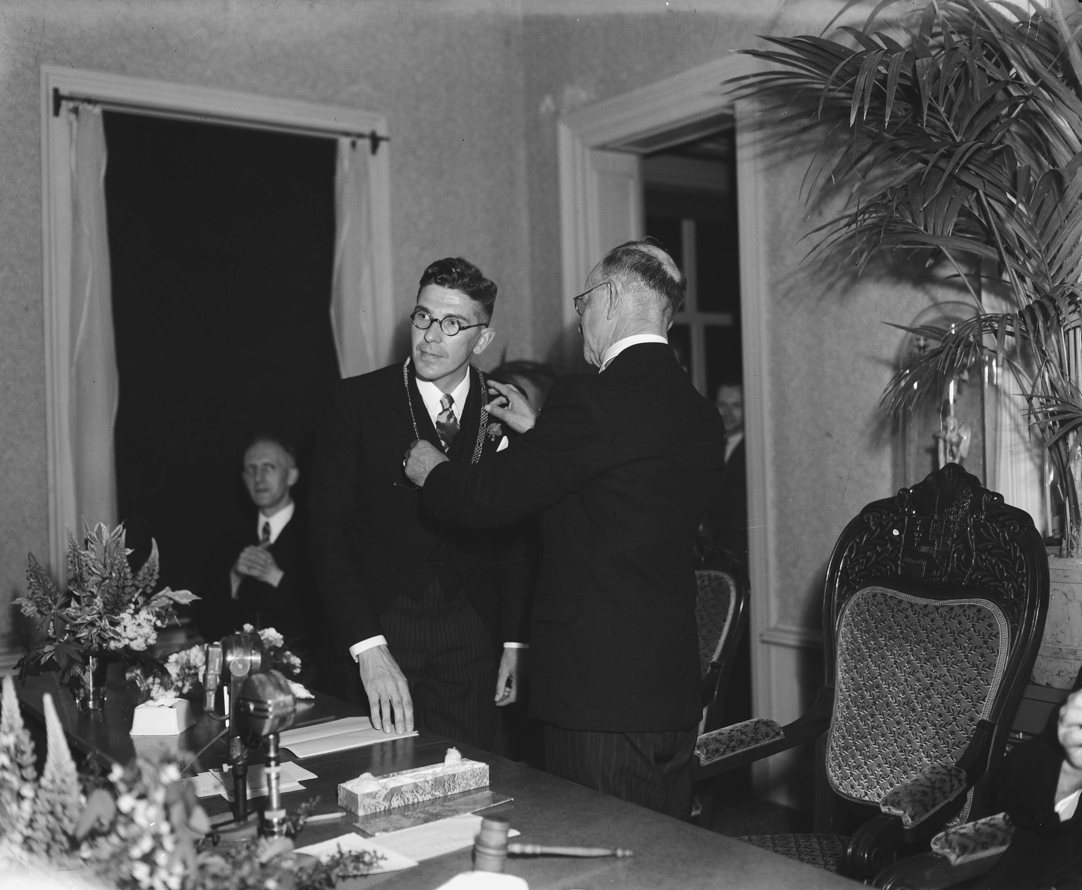 Fotocollectie Anefo — Installatie nieuwe burgemeester van Zaandam, Wim Thomassen — Foto: Merk, Ben / Anefo. Licentie: Set B: Rechtenvrij / Publiek Domein. Bron: Nationaal Archief. http://hdl.handle.net/10648/a8b7007e-d0b4-102d-bcf8-003048976d84