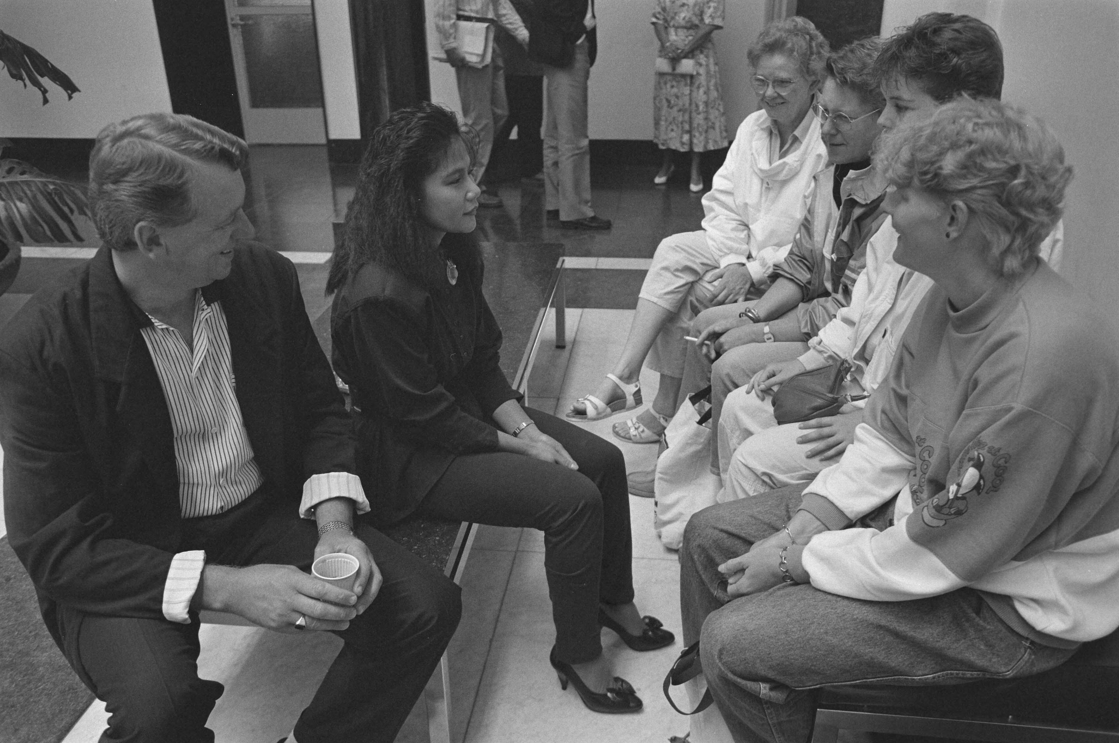 Fotocollectie Anefo — Proces tegen van vrouwenhandel verdachte Jan. S. in Leeuwarden; getuige "Nena" in gesprek met vrouwen — Foto: Croes, Rob C. / Anefo. Licentie: Set B: Rechtenvrij / Publiek Domein. Bron: Nationaal Archief. http://hdl.handle.net/10648/ad6be7ce-d0b4-102d-bcf8-003048976d84