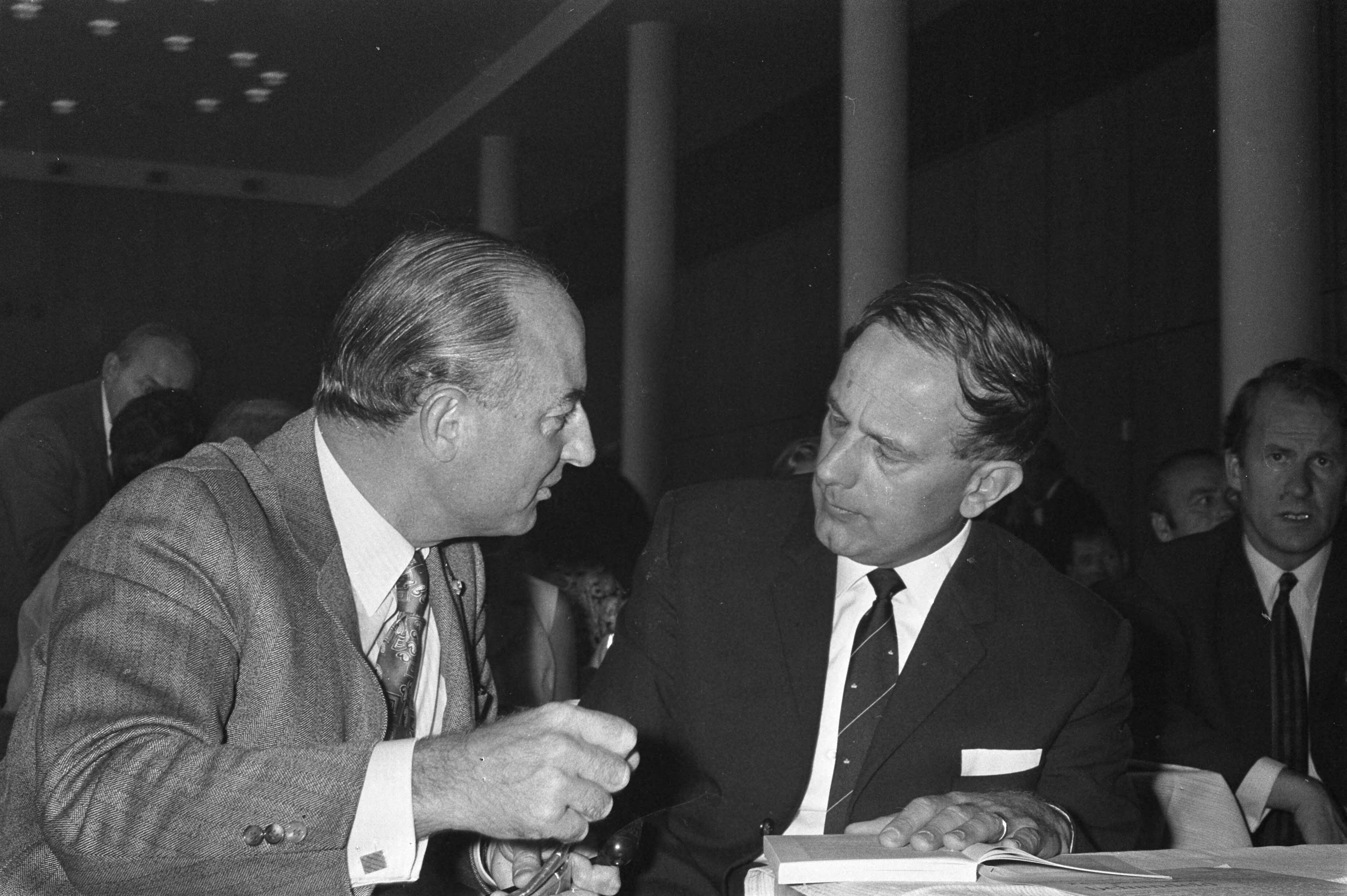 Fotocollectie Anefo — KVP partijraad bijeen, Utrecht, nr. 7 (l) minister Schmelzer , (r) prof. Steenkamp , nr. 8 (l) Van der Stee , (r) waarnemend voorzitter Laan, nr. 6 $ — Foto: Punt, W. / Anefo. Licentie: Set B: Rechtenvrij / Publiek Domein. Bron: Nationaal Archief. http://hdl.handle.net/10648/abcf393e-d0b4-102d-bcf8-003048976d84