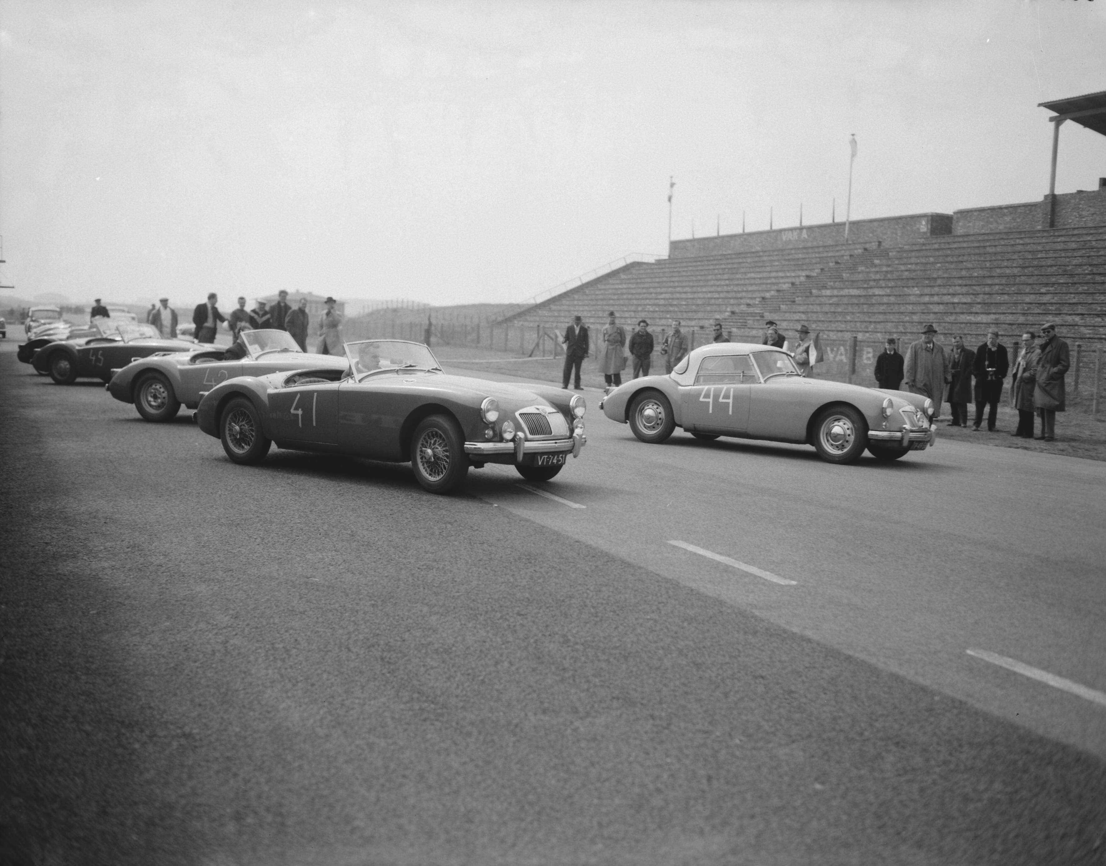 Fotocollectie Anefo — Coureurscursus door Wolfgang Graf Berghe von Trips en Alfred Neubauer op het circuit van Zandvoort — Foto: Bilsen, Joop van / Anefo. Licentie: Set B: Rechtenvrij / Publiek Domein. Bron: Nationaal Archief. http://hdl.handle.net/10648/a97a3d6e-d0b4-102d-bcf8-003048976d84