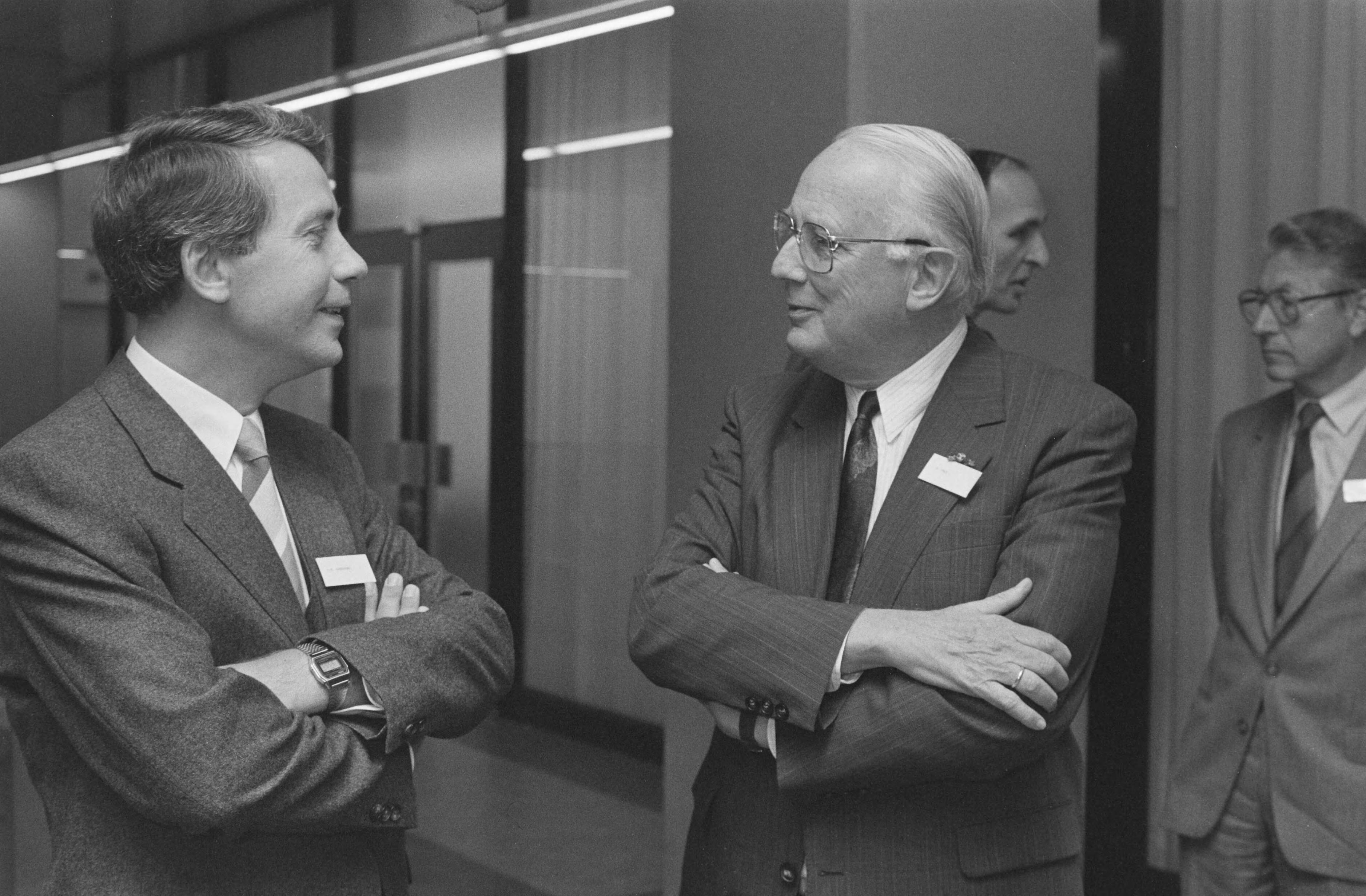 Fotocollectie Anefo — Congres Onderwijsrecht in Utrecht; v.l.n.r. prof. Koekoek drs. De Haan en Prof. Drop + opdracht Stichting Bijzondere Leerstoel Onderwijsrecht — Foto: Croes, Rob C. / Anefo. Licentie: Set B: Rechtenvrij / Publiek Domein. Bron: Nationaal Archief. http://hdl.handle.net/10648/ad649140-d0b4-102d-bcf8-003048976d84