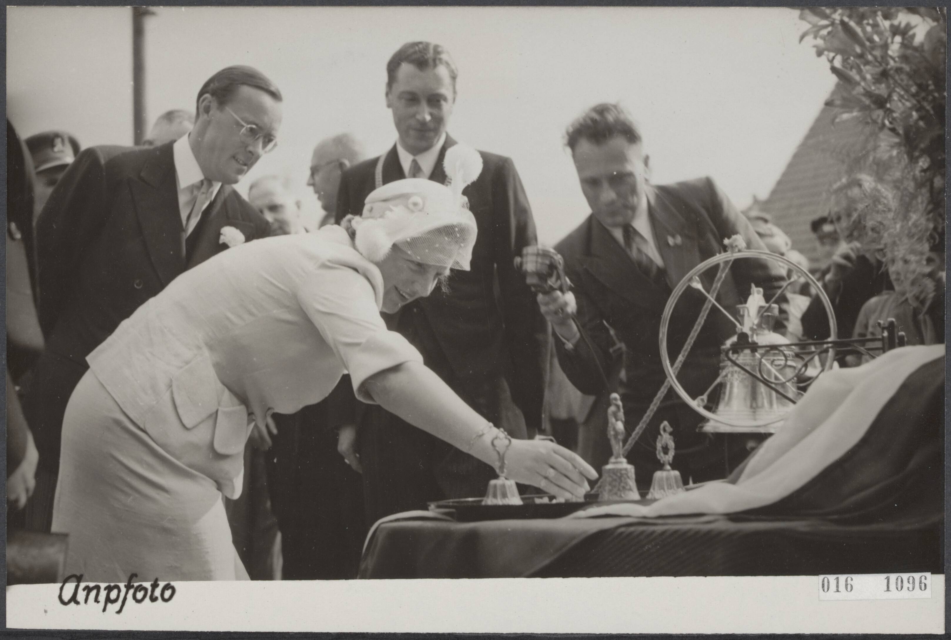 Fotocollectie Elsevier Binnenland — Tijdens het bezoek aan de provincie Groningen namen koningin Juliana en prins Bernhard bij de klokkengieterij van de Gebr. van Bergen [te Heiligerlee] de klokjes in ogenschouw die voor de prinsesjes waren aangeboden — Foto: ANP / RVD of rechtenvrij. Licentie: Set B: Rechtenvrij / Publiek Domein. Bron: Nationaal Archief. http://hdl.handle.net/10648/adbb5eb2-d0b4-102d-bcf8-003048976d84