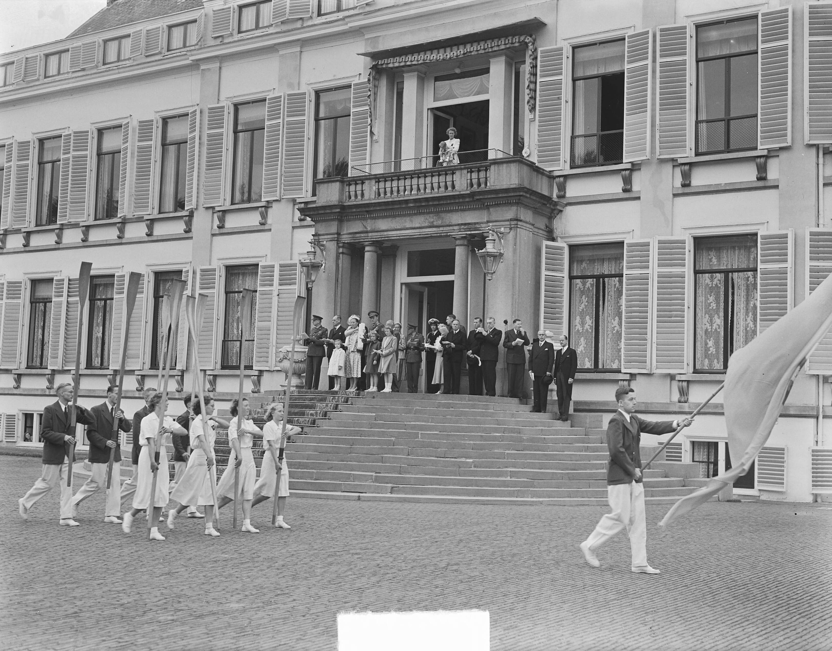 Fotocollectie Anefo — Soestdijk, defile roeisters — Foto: Noske, J.D. / Anefo. Licentie: Set B: Rechtenvrij / Publiek Domein. Bron: Nationaal Archief. http://hdl.handle.net/10648/a8ca9490-d0b4-102d-bcf8-003048976d84