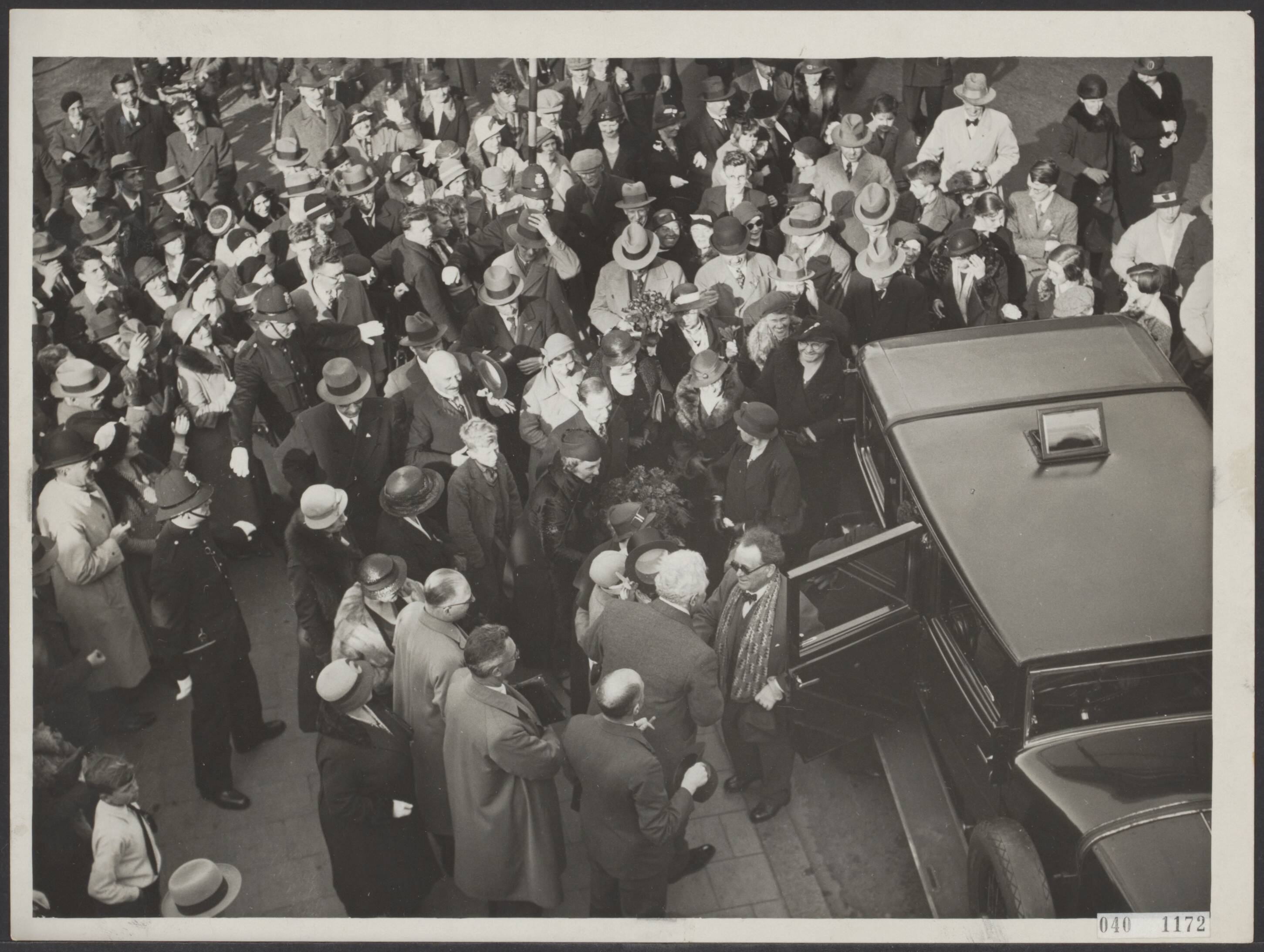 Fotocollectie Elsevier Binnenland — Dr. Willem Mengelberg die hedenavond in Den Haag zal dirigeren, werden hedenmiddag aan de grens der gemeente bij het viaduct te Wassenaar door een schare enthousiaste bewonderaars opgewacht en begroet — Foto: N.V. Polygoon. Licentie: Set B: Rechtenvrij / Publiek Domein. Bron: Nationaal Archief. http://hdl.handle.net/10648/adf5435c-d0b4-102d-bcf8-003048976d84