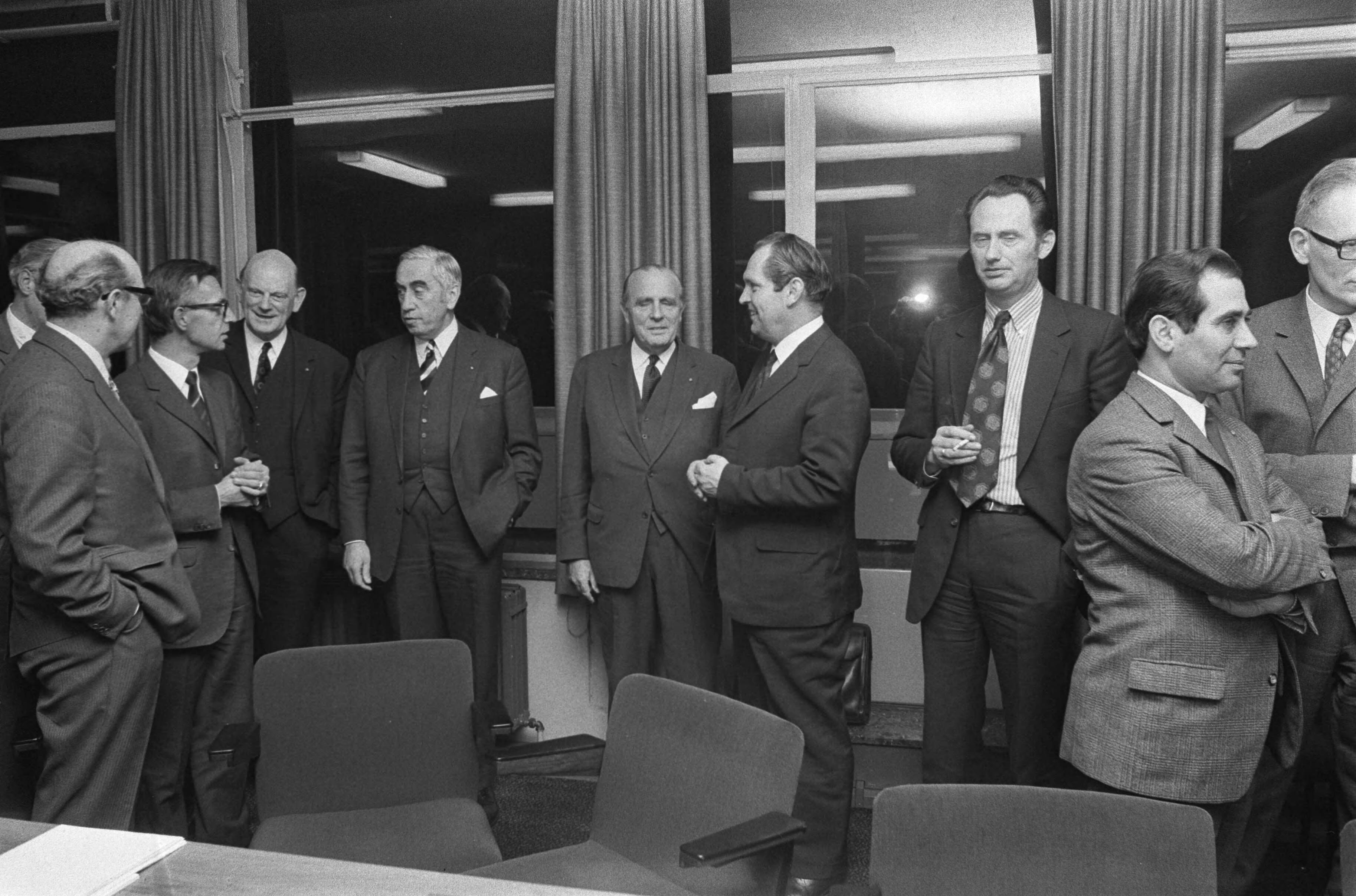 Fotocollectie Anefo — Overleg regeringsdelegatie met vertegenwoordigers van werkgeversverenigingen, Voorburg — Foto: Verhoeff, Bert / Anefo. Licentie: Set B: Rechtenvrij / Publiek Domein. Bron: Nationaal Archief. http://hdl.handle.net/10648/abd9c1b0-d0b4-102d-bcf8-003048976d84