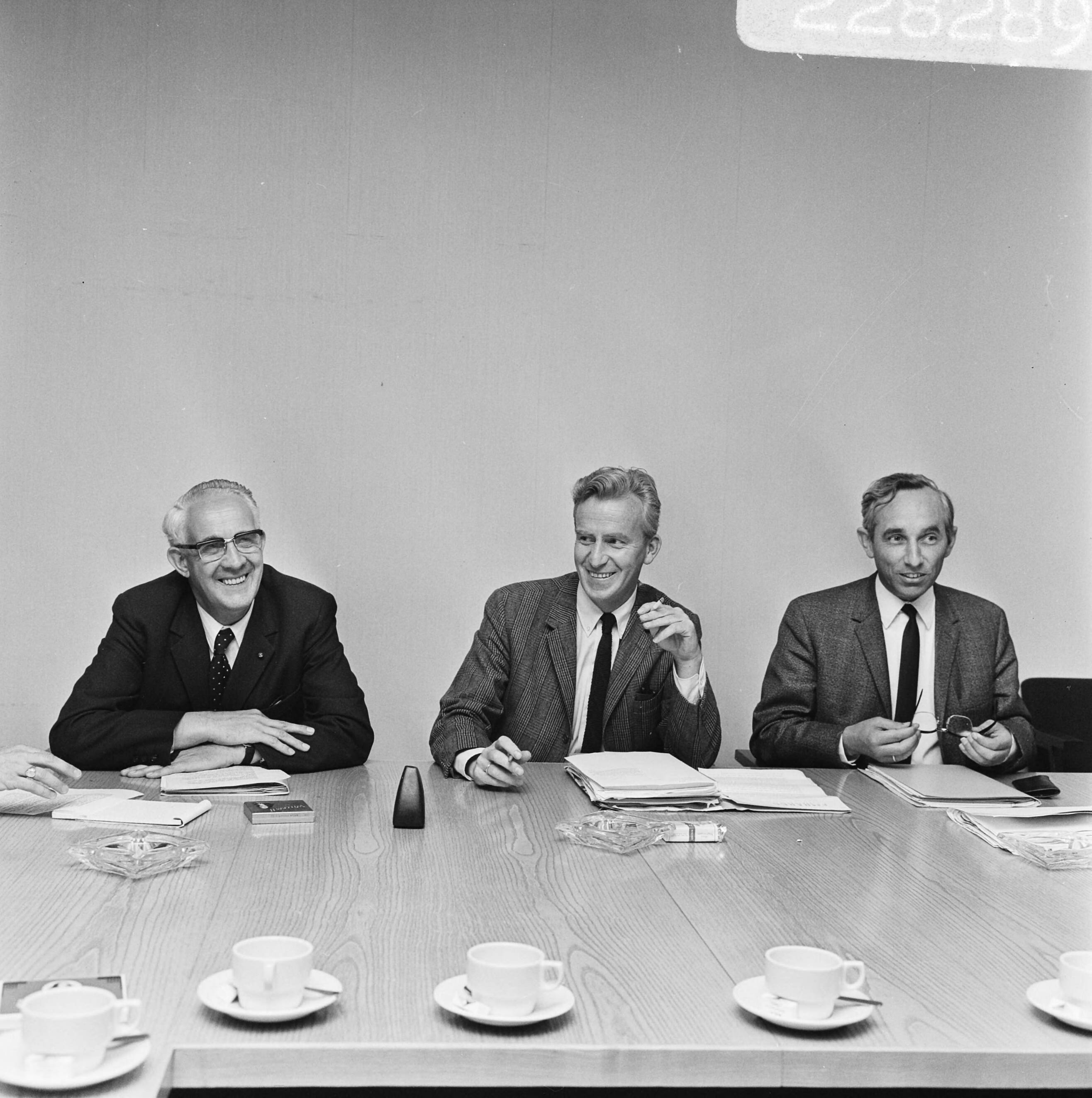 Fotocollectie Anefo — Centraal Overlegorgaan van de Vakbonden over de toestand door het aannemen van de loonwet te Utrecht. Mertens, Kloos, Lanser — Foto: Evers, Joost / Anefo. Licentie: Set B: Rechtenvrij / Publiek Domein. Bron: Nationaal Archief. http://hdl.handle.net/10648/ab7b4cd4-d0b4-102d-bcf8-003048976d84