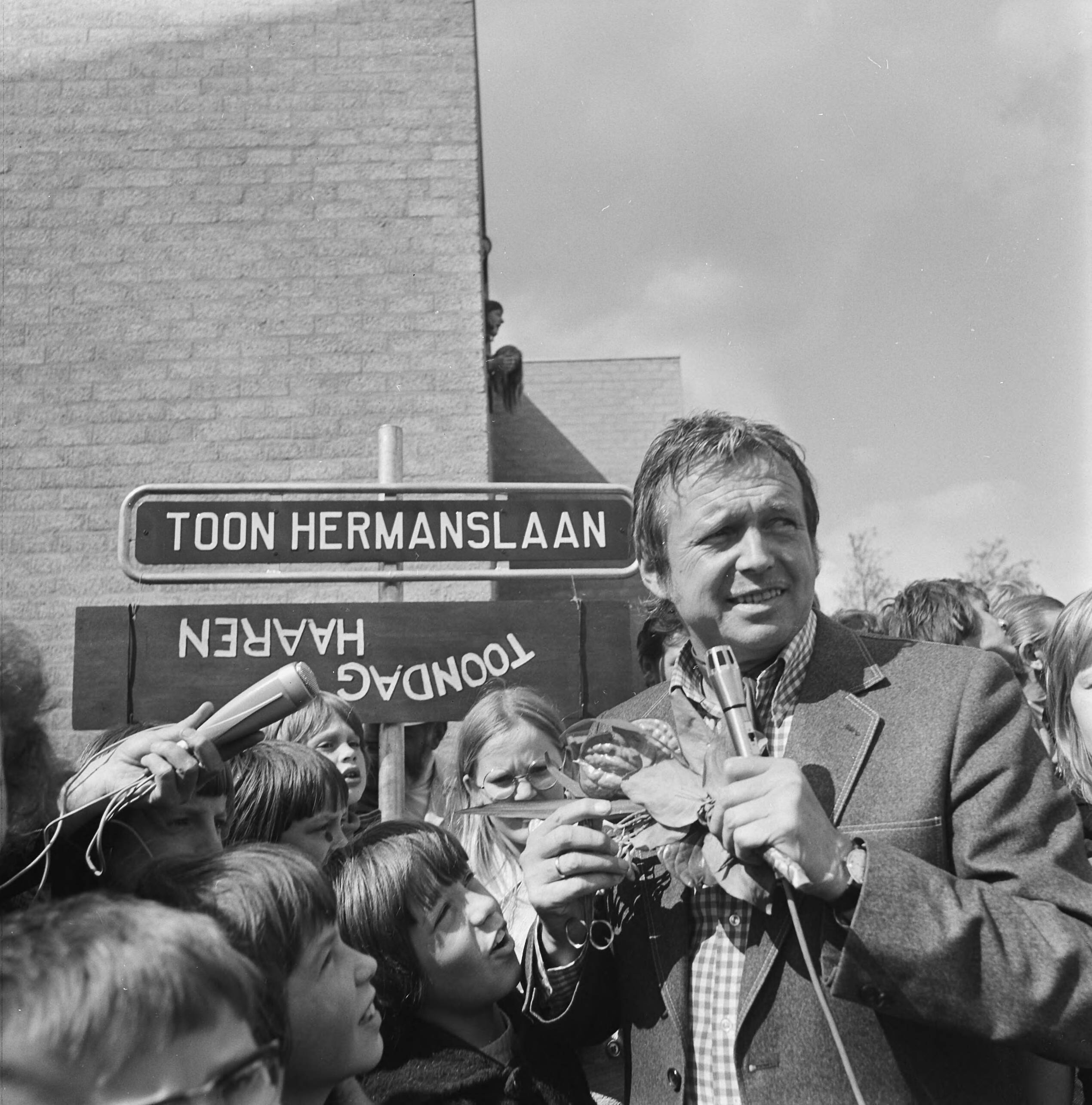 Fotocollectie Anefo — Toon Hermansdag in Haaren, Toon Hermans bij opening Toon Hermanslaan — Foto: Mieremet, Rob / Anefo. Licentie: Set B: Rechtenvrij / Publiek Domein. Bron: Nationaal Archief. http://hdl.handle.net/10648/ac2c0664-d0b4-102d-bcf8-003048976d84