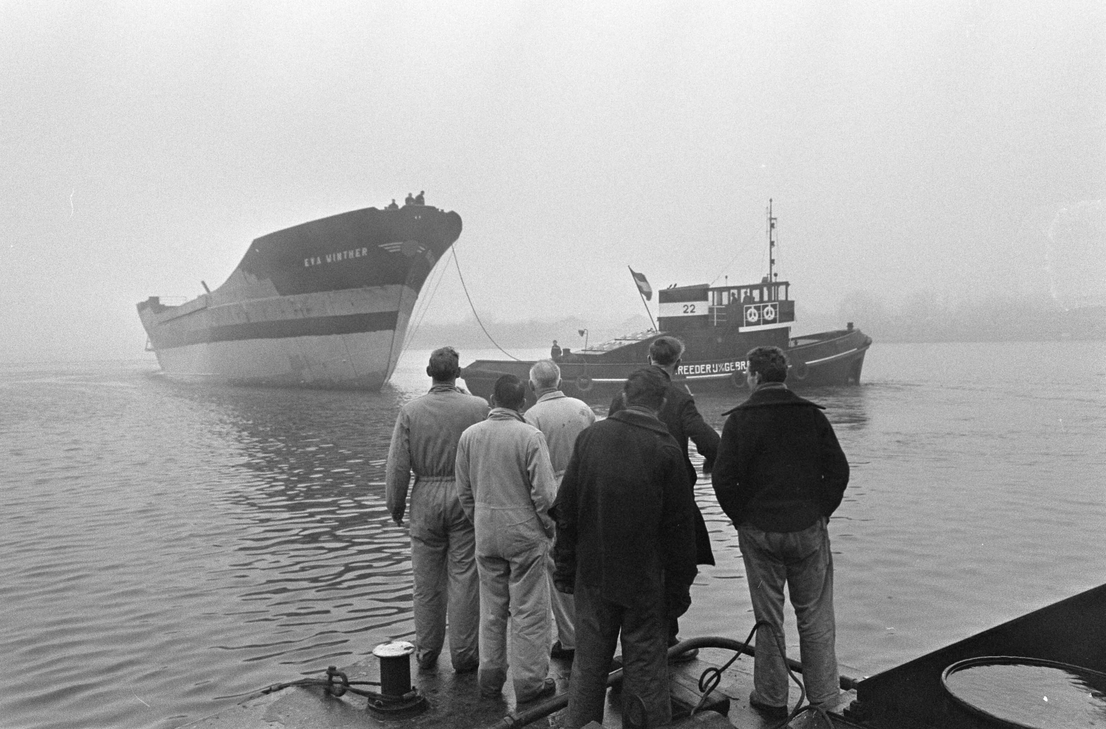 Fotocollectie Anefo — Tewaterlating m.s. "Eva Winther" (Opdracht Zaanlandse Scheepsbouw Maatschappij) — Foto: Kroon, Ron / Anefo. Licentie: Set B: Rechtenvrij / Publiek Domein. Bron: Nationaal Archief. http://hdl.handle.net/10648/aad9cd50-d0b4-102d-bcf8-003048976d84