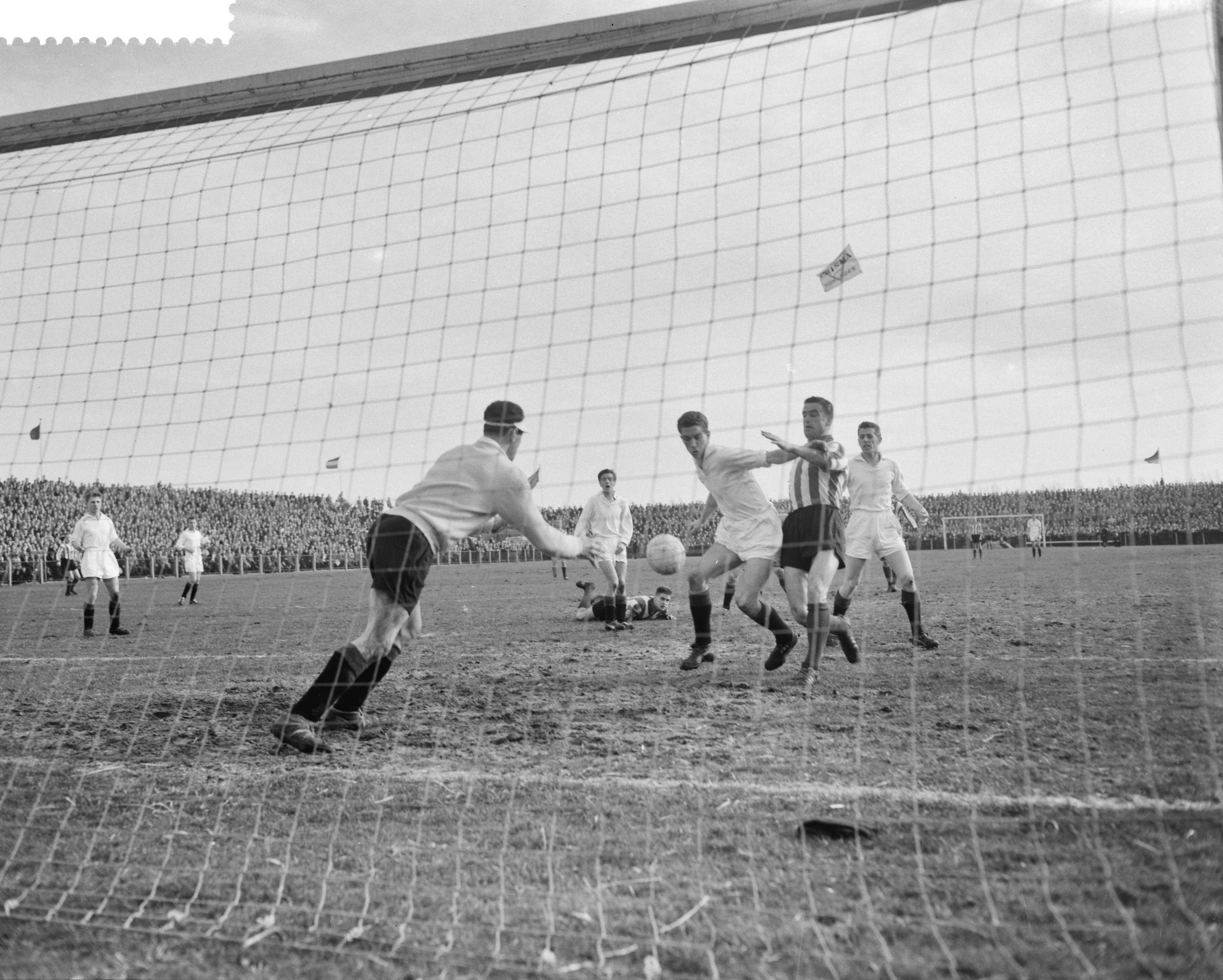 Fotocollectie Anefo — Voetbal. ADO tegen PSV 2-1. Spelmoment voor ADO doel — Foto: Bilsen, Joop van / Anefo. Licentie: Set B: Rechtenvrij / Publiek Domein. Bron: Nationaal Archief. http://hdl.handle.net/10648/a9c8f1c0-d0b4-102d-bcf8-003048976d84