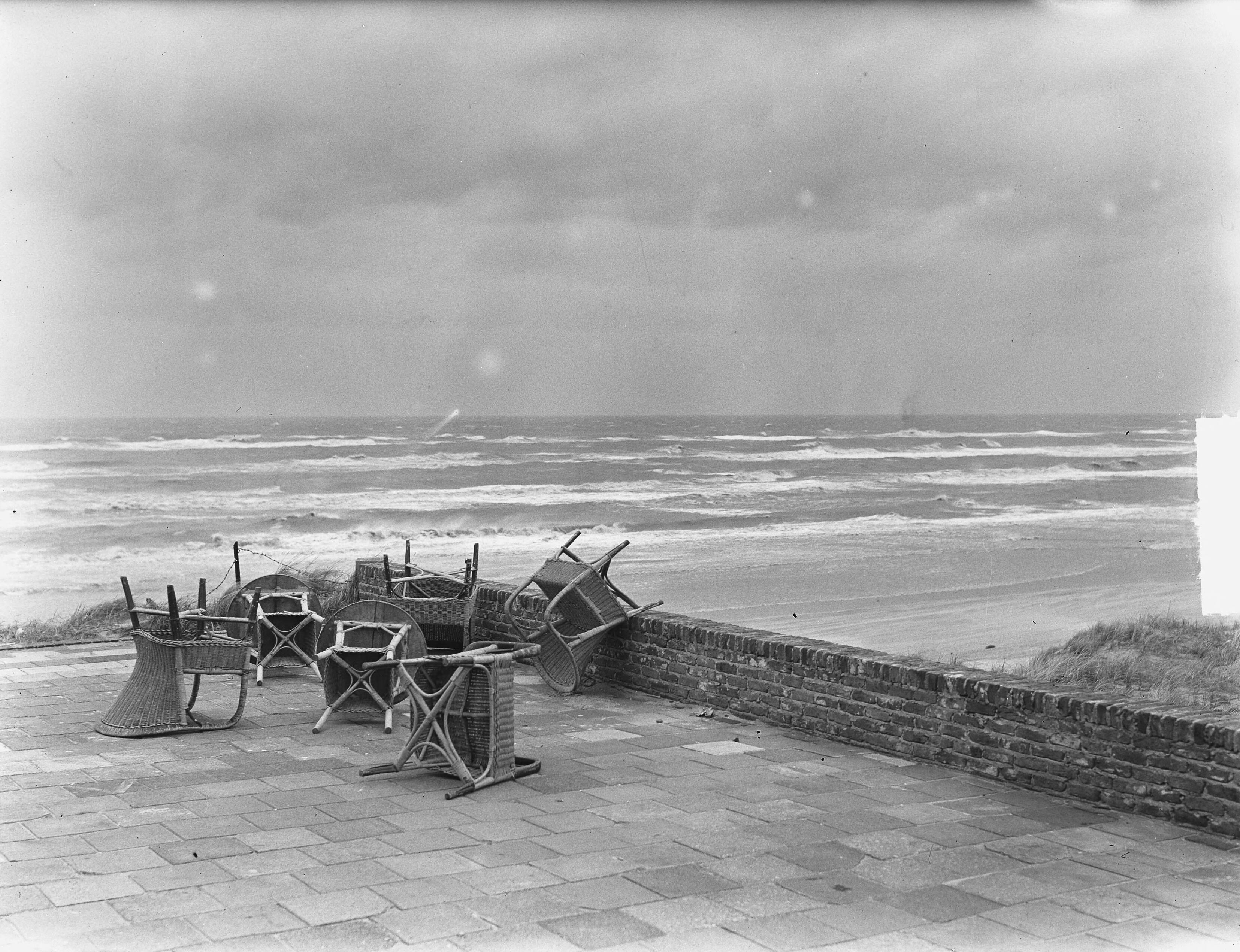 Fotocollectie Anefo — Storm aan de kust in Zandvoort — Foto: Pot, Harry / Anefo. Licentie: Set B: Rechtenvrij / Publiek Domein. Bron: Nationaal Archief. http://hdl.handle.net/10648/a8e74d1a-d0b4-102d-bcf8-003048976d84