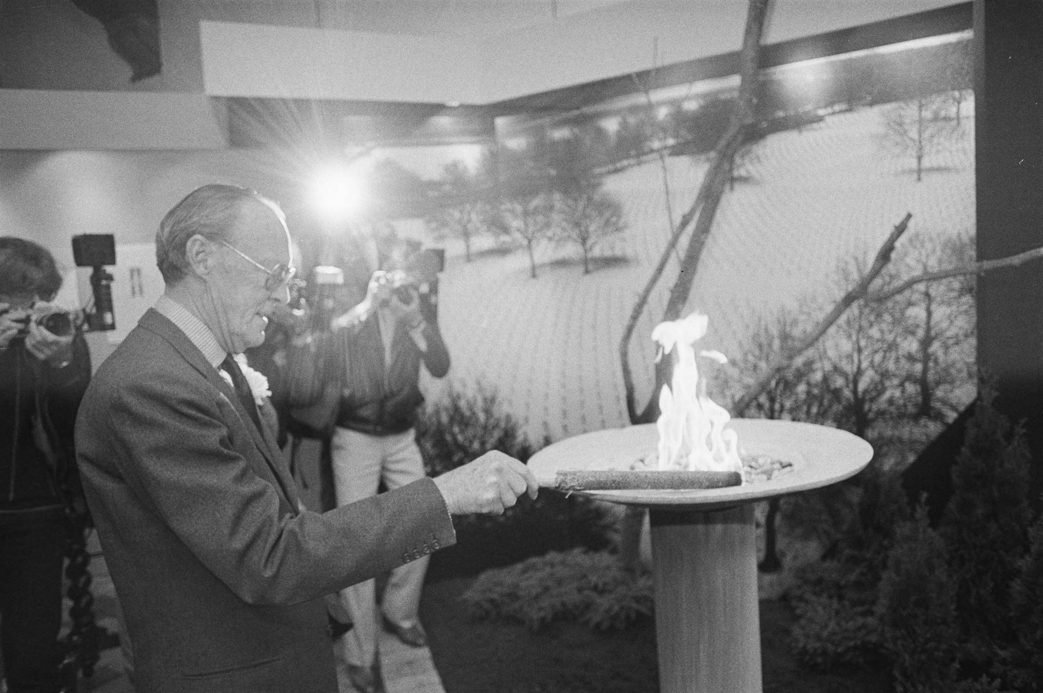 Fotocollectie Anefo — Bernhard ontsnapt aan gasontploffing na opening tent. "Vrijheid" in Leeuwarden; Bernhard verricht de opening door vlam met fakkel te ontsteken — Foto: Bogaerts, Rob / Anefo. Licentie: Set B: Rechtenvrij / Publiek Domein. Bron: Nationaal Archief. http://hdl.handle.net/10648/ad454c9a-d0b4-102d-bcf8-003048976d84