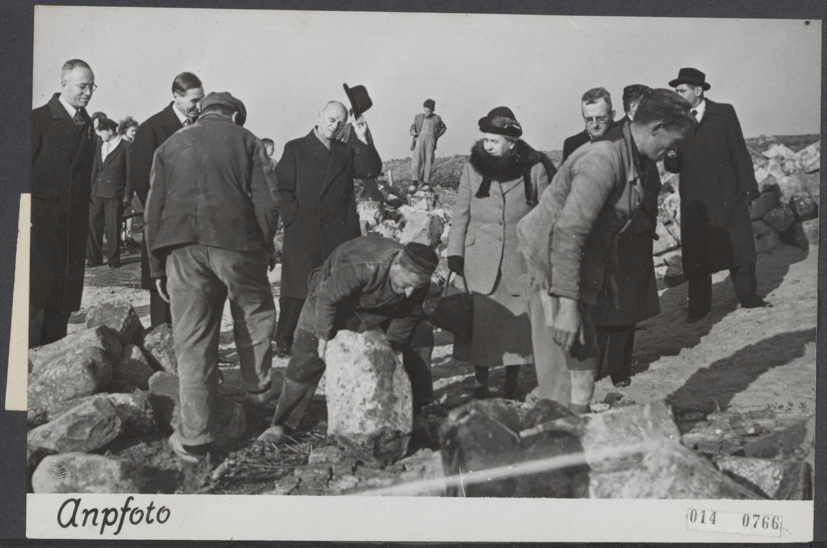 Fotocollectie Elsevier Binnenland — In Westkapelle op het eiland Walcheren werd een begin gemaakt met de beplanting van de door de inundatie ontstane kreek, welke plechtigheid werd bijgewoond door prinses Wilhelmina. Na de boomplanting nam de prinses de dijkbouw in ogenschouw — Foto: ANP / RVD of rechtenvrij. Licentie: Set B: Rechtenvrij / Publiek Domein. Bron: Nationaal Archief. http://hdl.handle.net/10648/adb1aa8e-d0b4-102d-bcf8-003048976d84