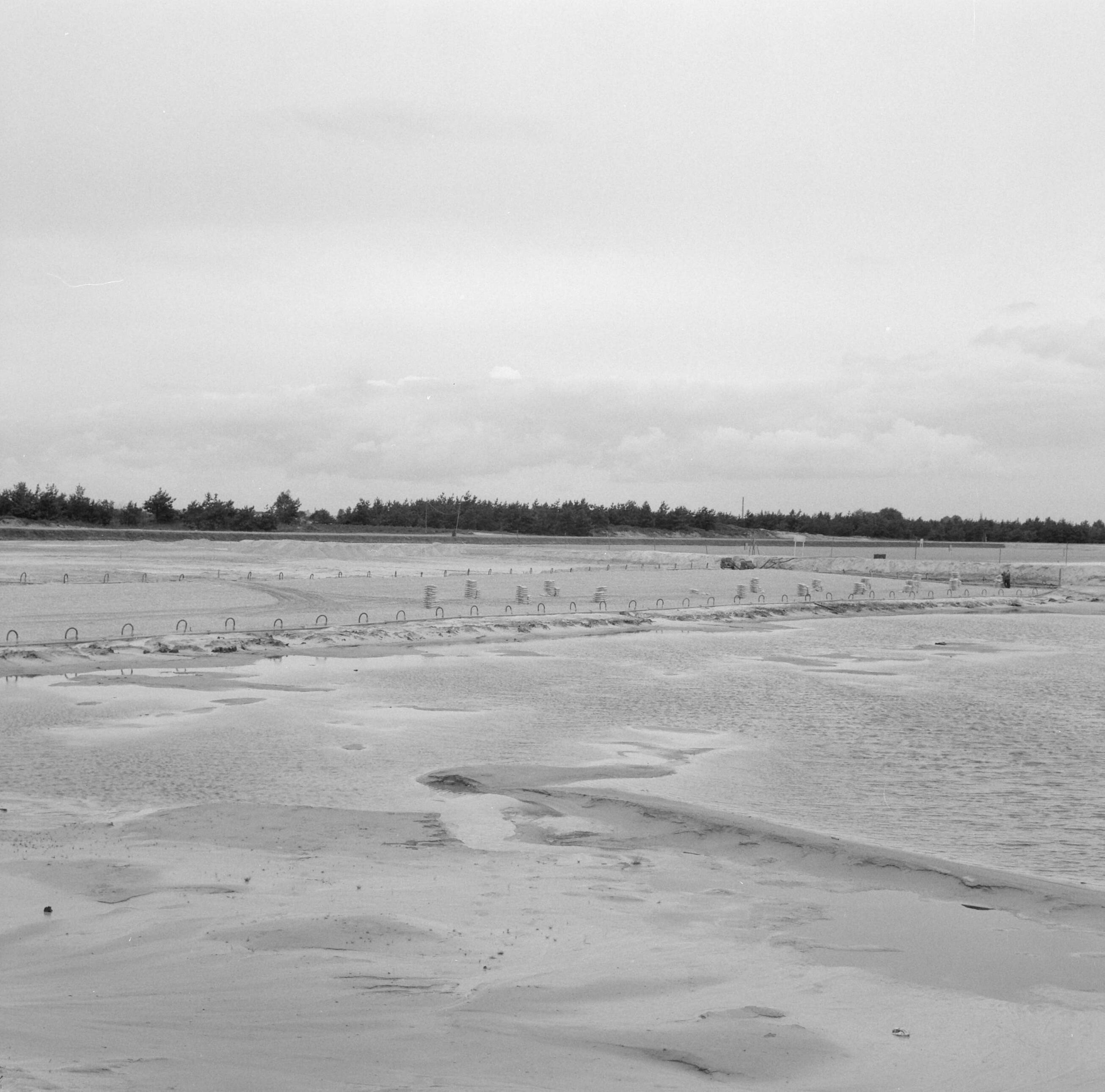 Fotocollectie Nederlandse Heidemaatschappij — Strandbad "Beekse Bergen". Nog een overzicht van het verkleinen gezien vanaf het water — Foto: Wüllschleger, [...] / Heidemij. Licentie: Set B: Rechtenvrij / Publiek Domein. Bron: Nationaal Archief. http://hdl.handle.net/10648/ae851892-d0b4-102d-bcf8-003048976d84