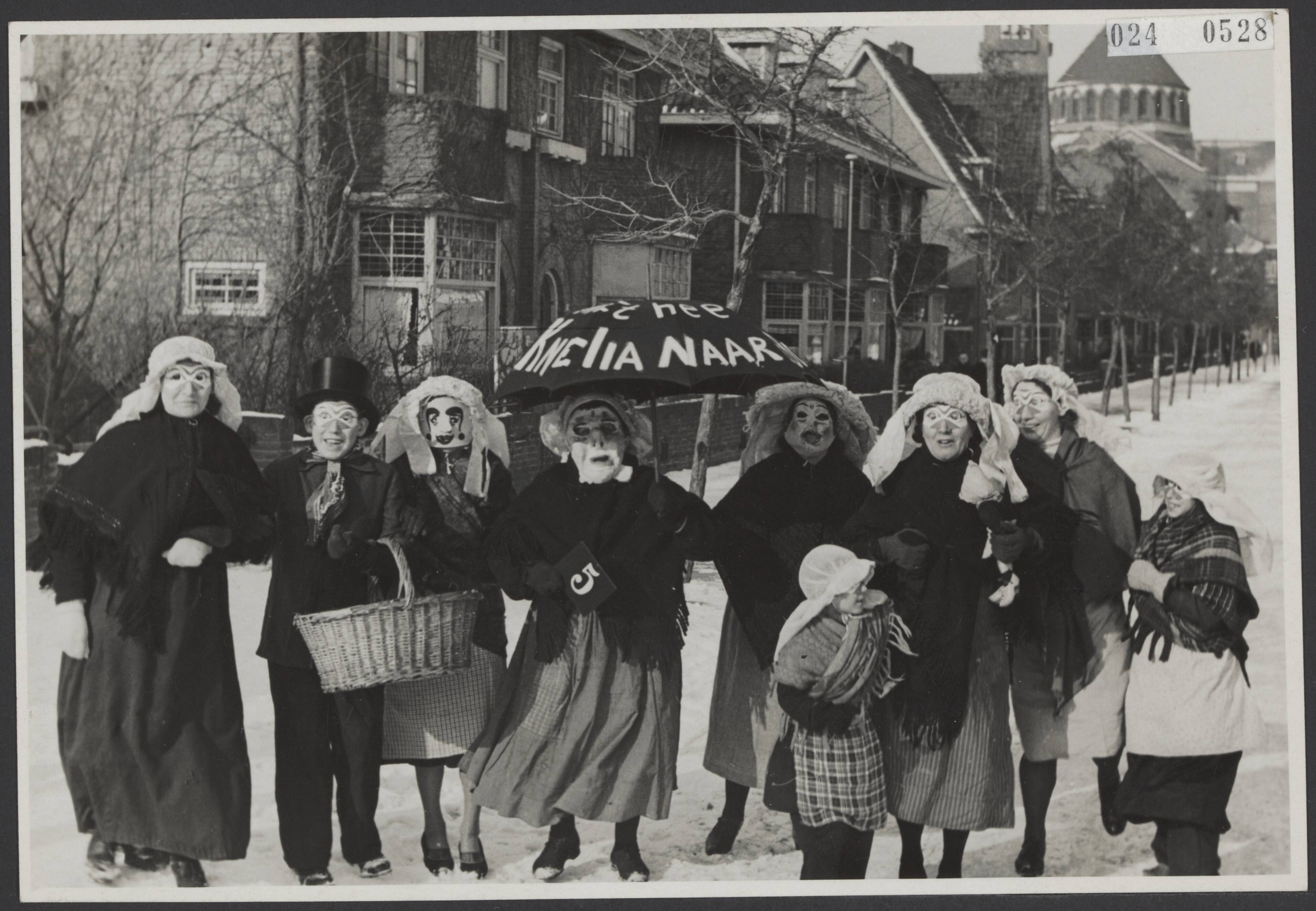 Carnaval in Brabant — "Brabantse boerinnen" te Den Bosch — Foto: R.K. Foto-persbureau "Het Zuiden" / Rechtenvrij. Licentie: Set B: Rechtenvrij / Publiek Domein. Bron: Nationaal Archief. http://hdl.handle.net/10648/add7bf3a-d0b4-102d-bcf8-003048976d84
