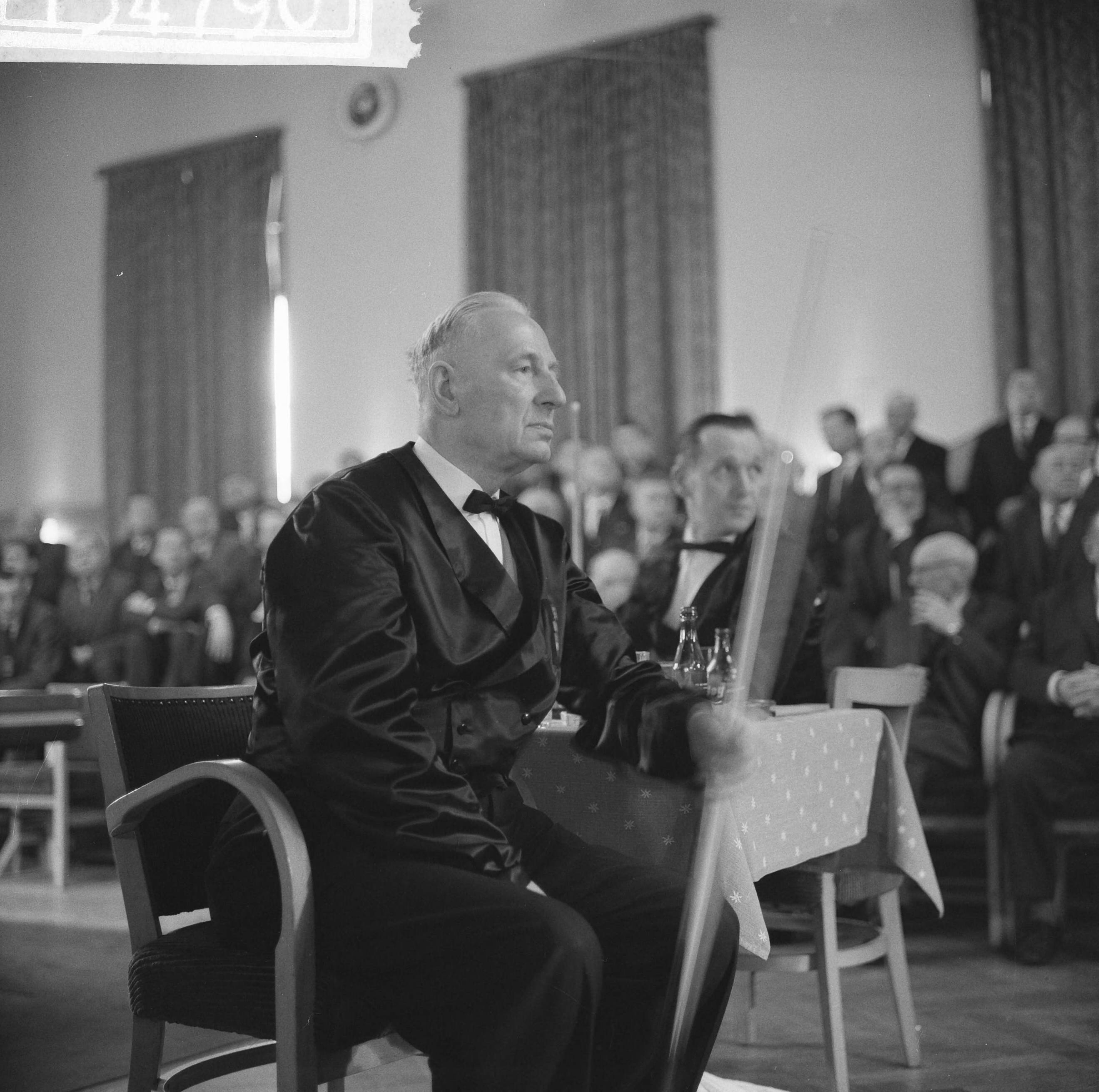 Fotocollectie Anefo — Biljarten Nederlandse Kampioenschappen Eerste Klasse Driebanden in Utrecht. Oudste deelnemer Broekhuizen — Foto: Koch, Eric / Anefo. Licentie: Set B: Rechtenvrij / Publiek Domein. Bron: Nationaal Archief. http://hdl.handle.net/10648/a9f73d5a-d0b4-102d-bcf8-003048976d84