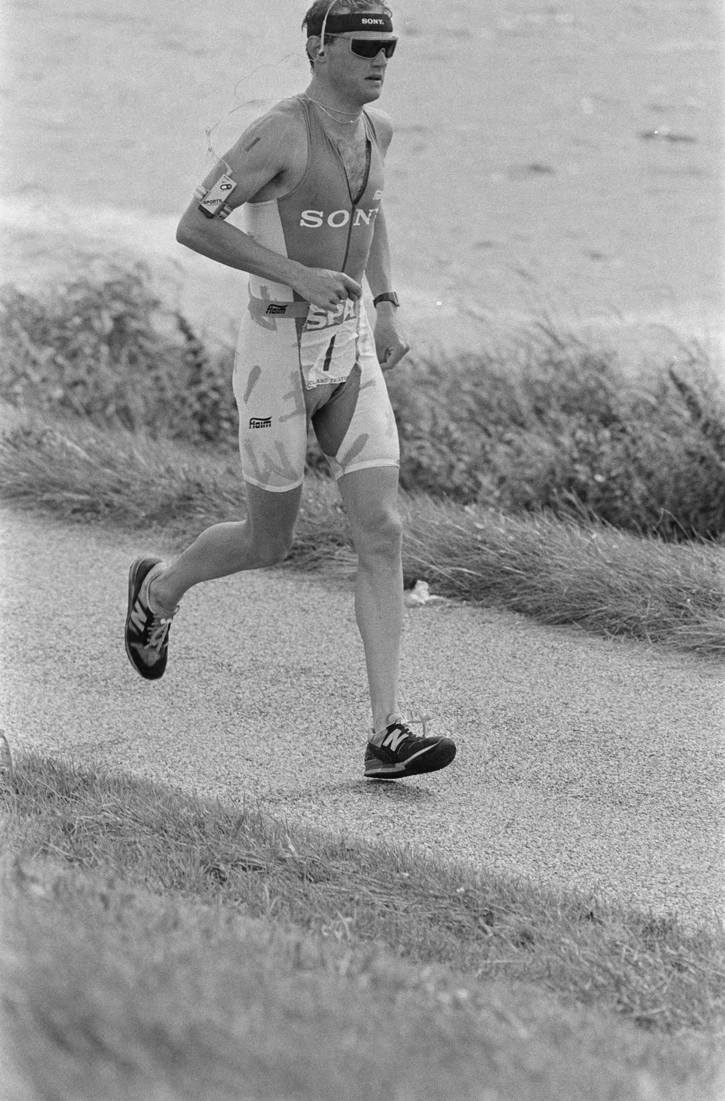 Fotocollectie Anefo — Triathlon in Almere; Axel Koenders tijdens de triathlon lopen — Foto: Molendijk, Bart / Anefo. Licentie: Set B: Rechtenvrij / Publiek Domein. Bron: Nationaal Archief. http://hdl.handle.net/10648/ad6310cc-d0b4-102d-bcf8-003048976d84