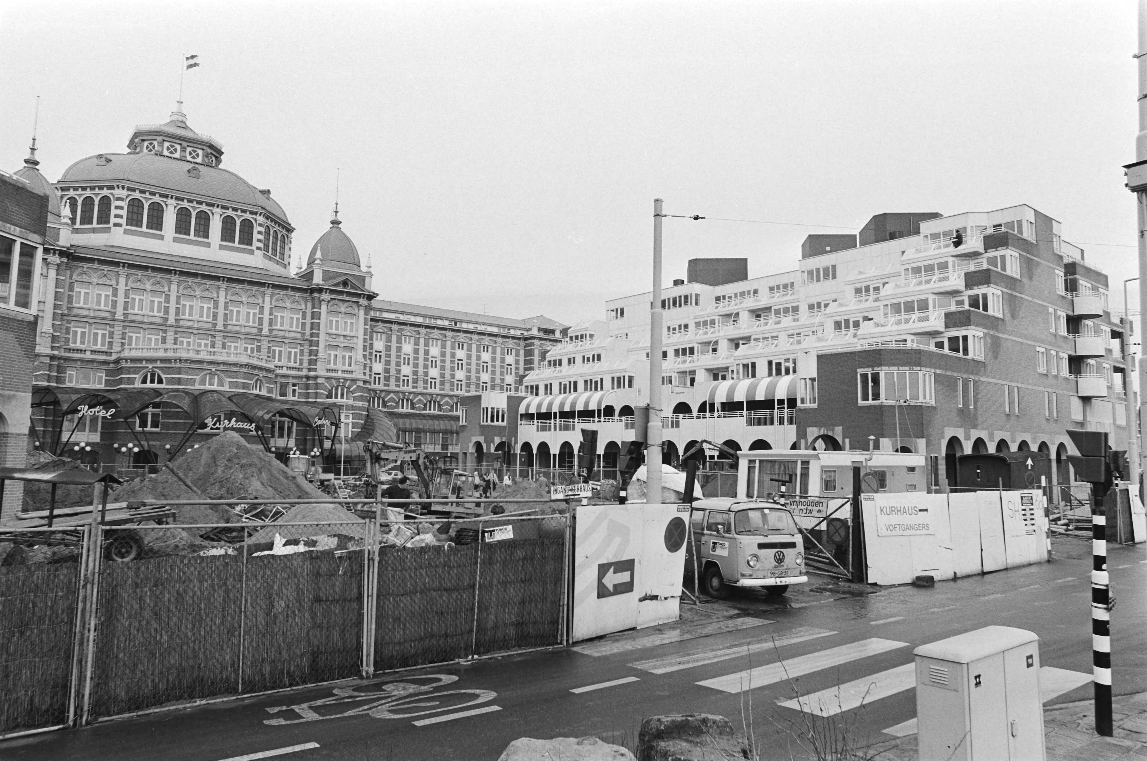 Fotocollectie Anefo — V.l.n.r. het Kurhaus in Scheveningen en een appartementencomplex — Foto: Antonisse, Marcel / Anefo. Licentie: Set B: Rechtenvrij / Publiek Domein. Bron: Nationaal Archief. http://hdl.handle.net/10648/acf431ca-d0b4-102d-bcf8-003048976d84