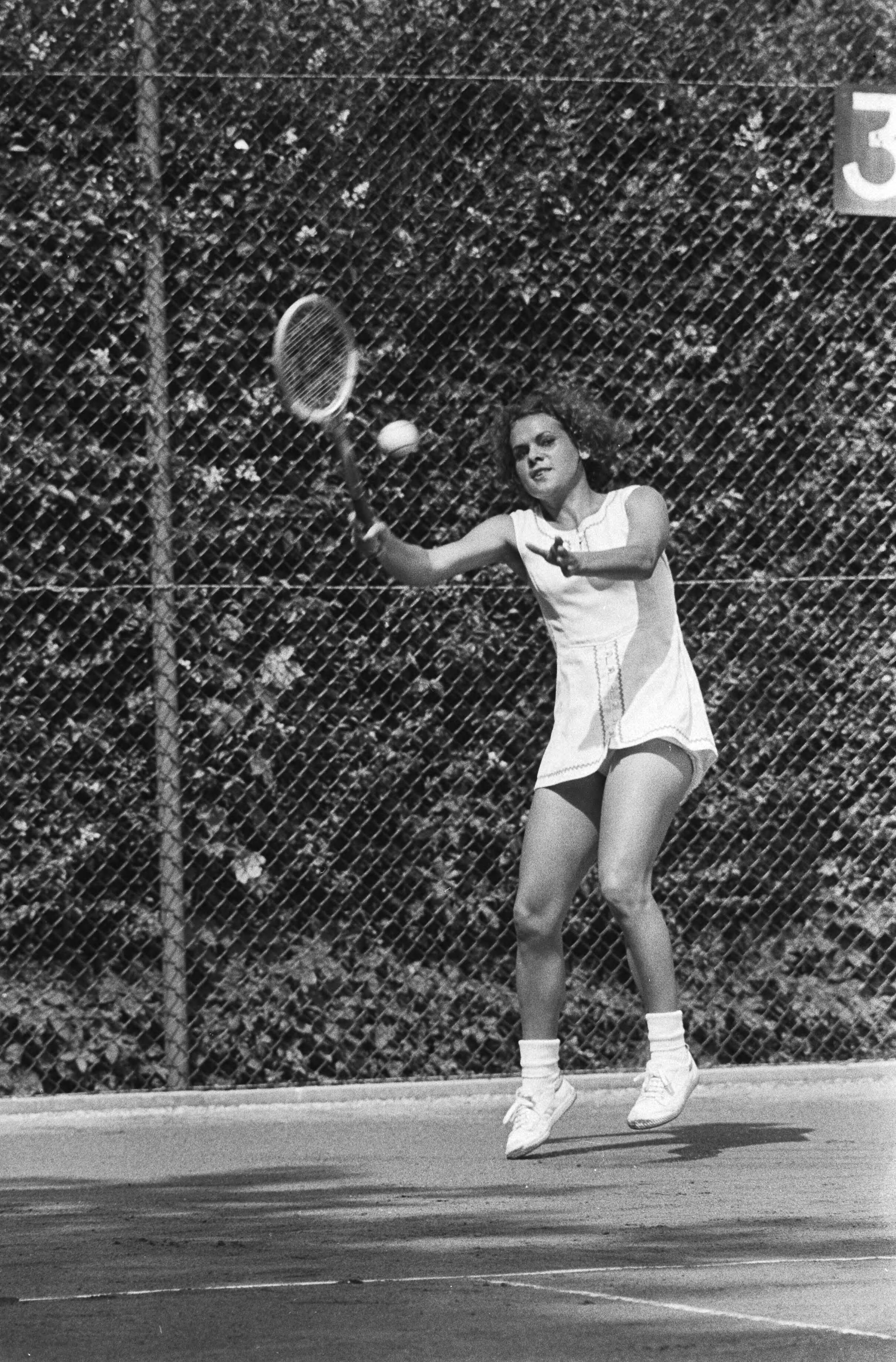 Fotocollectie Anefo — Internationale tenniskampioenschappen bij Melkhuisje te Hilversum, Evonne Goolagong in actie — Foto: Mieremet, Rob / Anefo. Licentie: Set B: Rechtenvrij / Publiek Domein. Bron: Nationaal Archief. http://hdl.handle.net/10648/abc7e710-d0b4-102d-bcf8-003048976d84