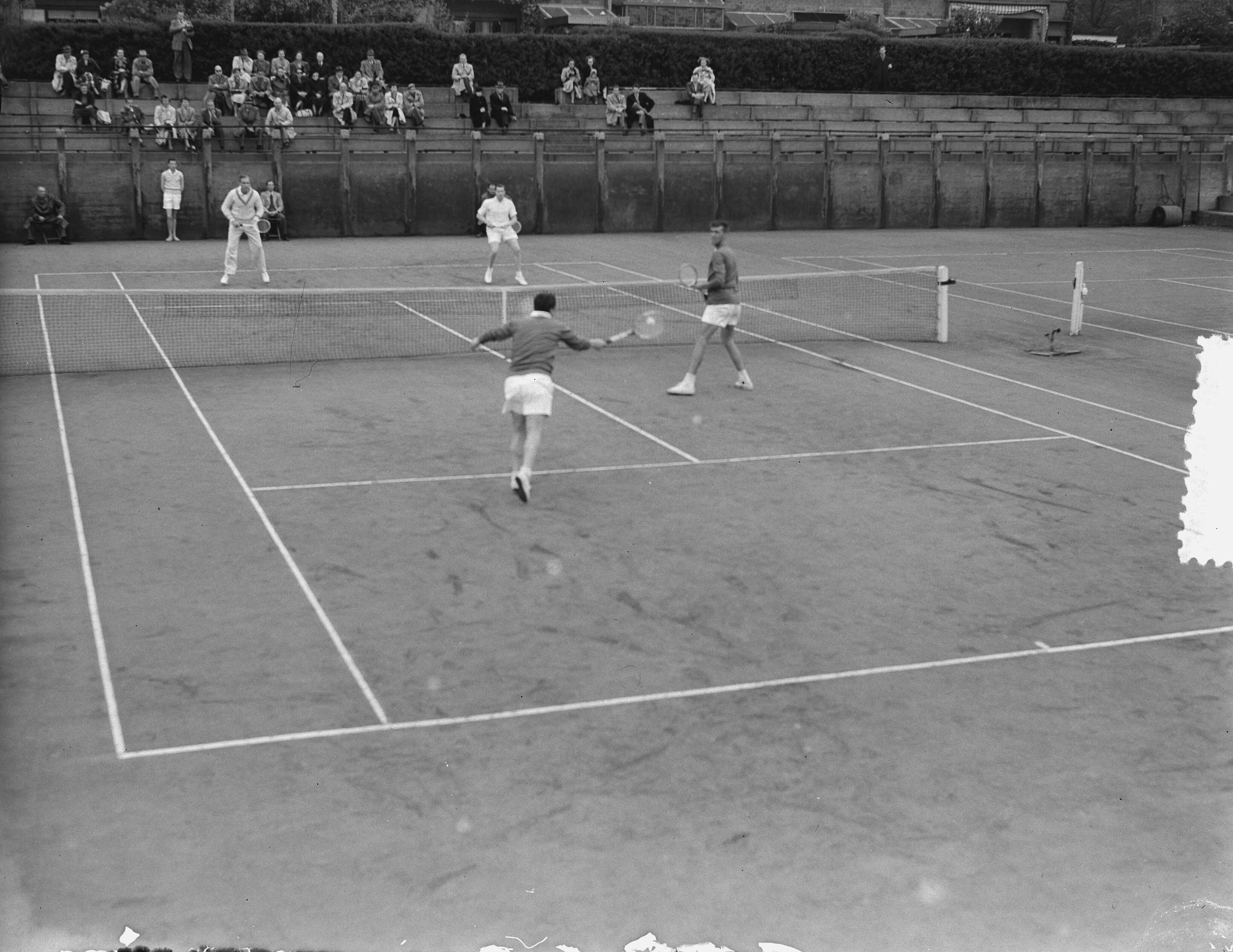 Fotocollectie Anefo — Tennis. Daviscup. Nederland tegen Italië op de METS-banen te Scheveningen. Dubbelspel. Van Swol / Wilton verliezen van de broers Sinola en Marcello del Bello — Foto: Duinen, H. van / Anefo. Licentie: Set B: Rechtenvrij / Publiek Domein. Bron: Nationaal Archief. http://hdl.handle.net/10648/a90c1370-d0b4-102d-bcf8-003048976d84
