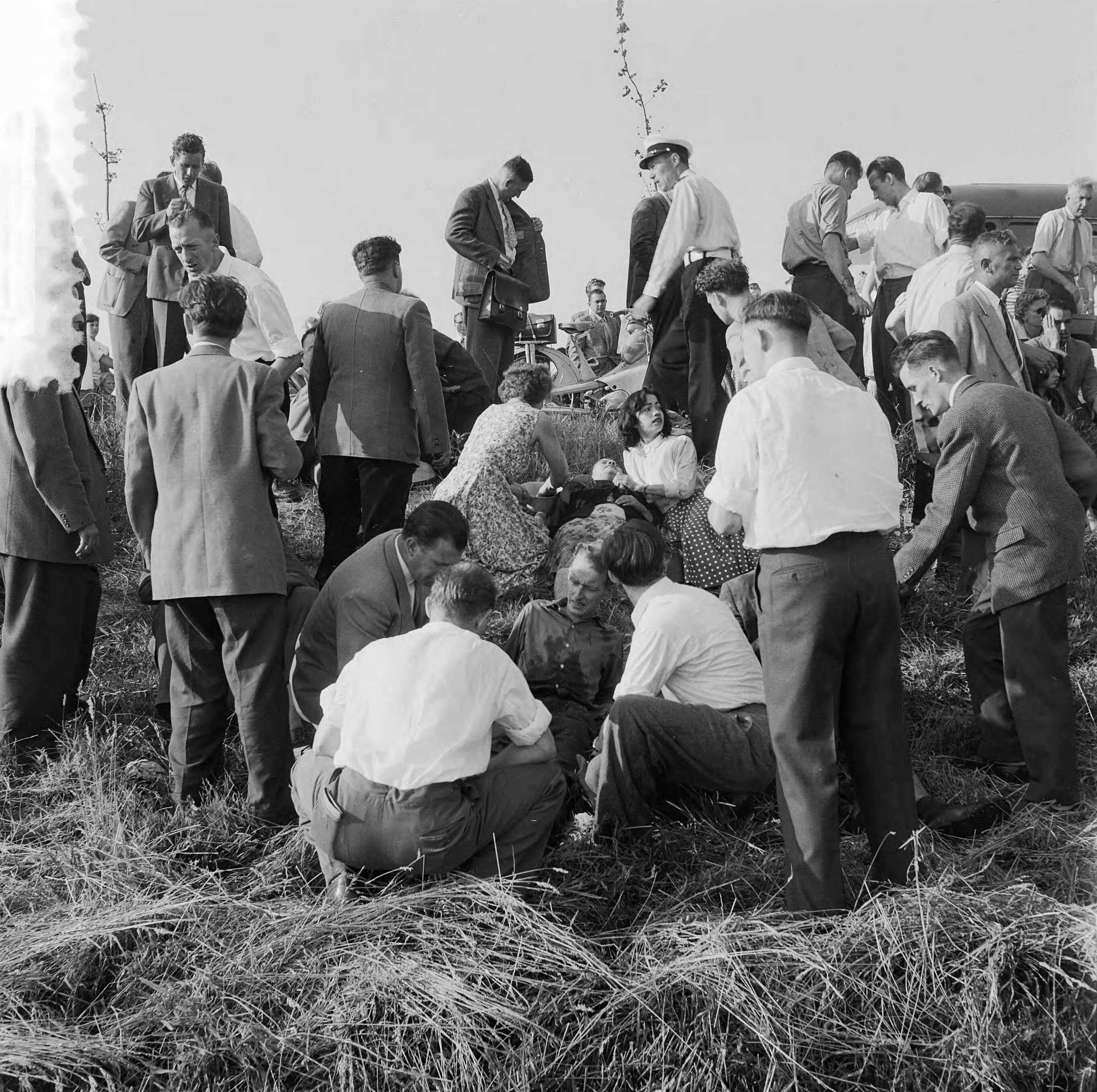 Fotocollectie Anefo — Autobus na botsing in sloot gereden langs Schipholweg bij Haarlem — Foto: Pot, Harry / Anefo. Licentie: Set B: Rechtenvrij / Publiek Domein. Bron: Nationaal Archief. http://hdl.handle.net/10648/a963bce2-d0b4-102d-bcf8-003048976d84