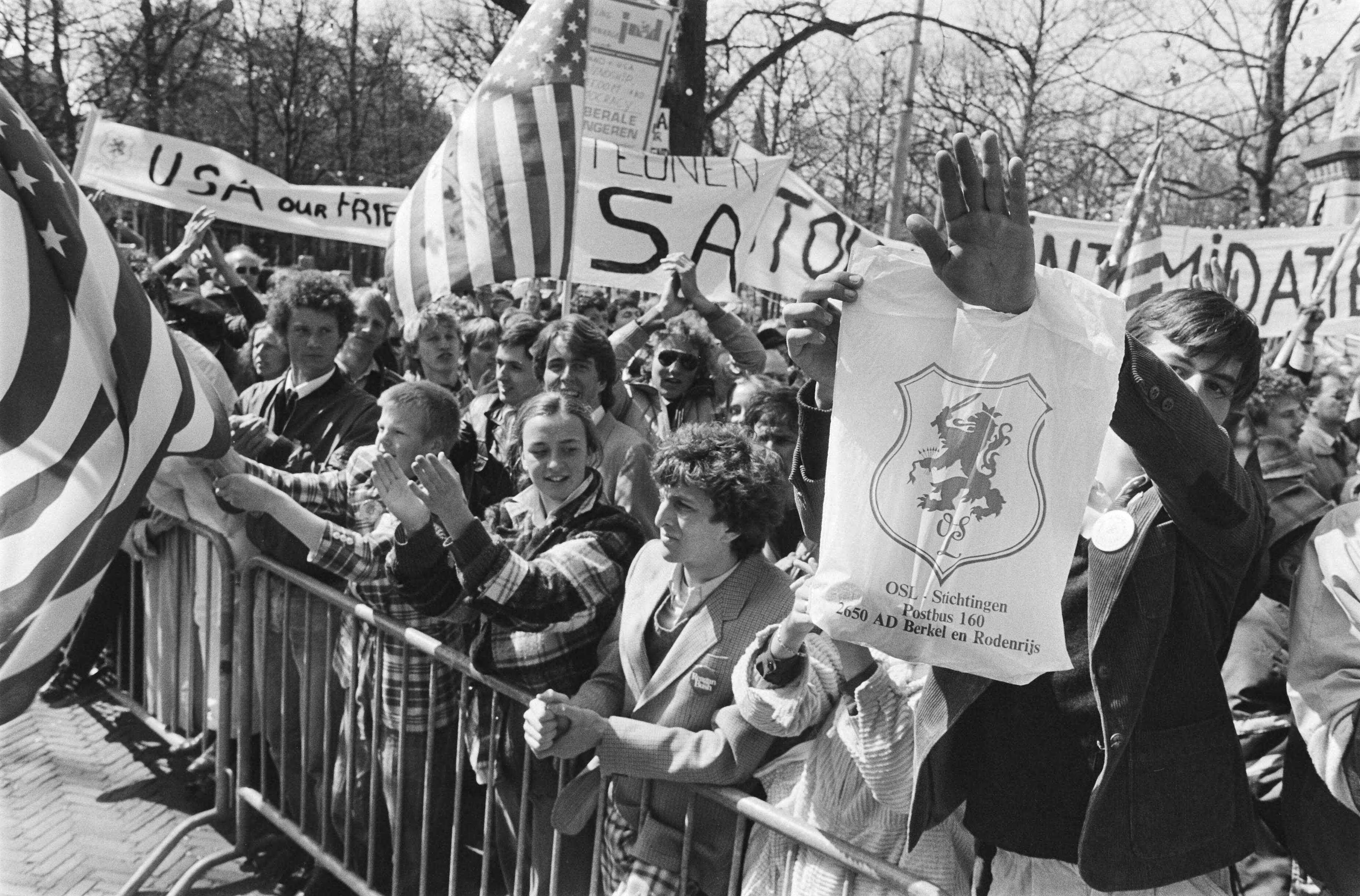 Fotocollectie Anefo — Pro-Amerikademonstratie in Den Haag door de OSL Stichtingen georganiseerd. 23 OSL-pamflet — Foto: Bogaerts, Rob / Anefo. Licentie: Set B: Rechtenvrij / Publiek Domein. Bron: Nationaal Archief. http://hdl.handle.net/10648/ad15e64e-d0b4-102d-bcf8-003048976d84