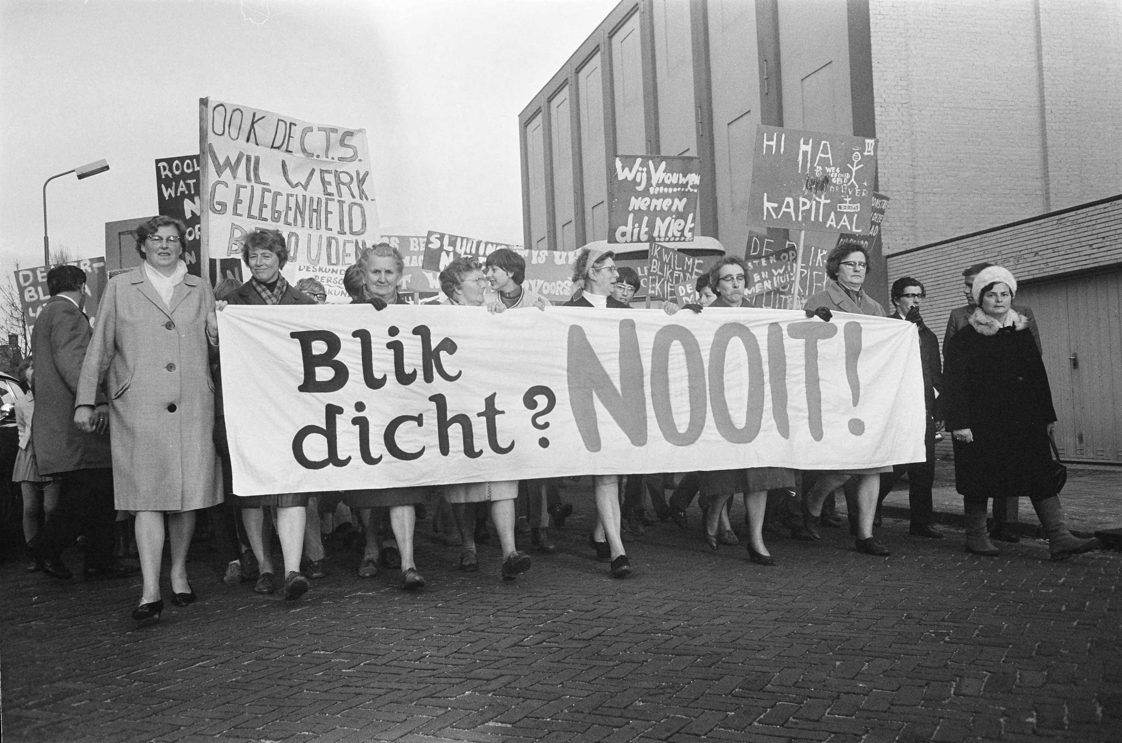 Fotocollectie Anefo — Demonstratie van huismoeders te Krommenie tegen de voorgenomen sluiting van de fabriek van Thomassen Drijver en Verblifa burgm. Tjaberings ontvangt een brief — Foto: Koch, Eric / Anefo. Licentie: Set B: Rechtenvrij / Publiek Domein. Bron: Nationaal Archief. http://hdl.handle.net/10648/ab66559a-d0b4-102d-bcf8-003048976d84