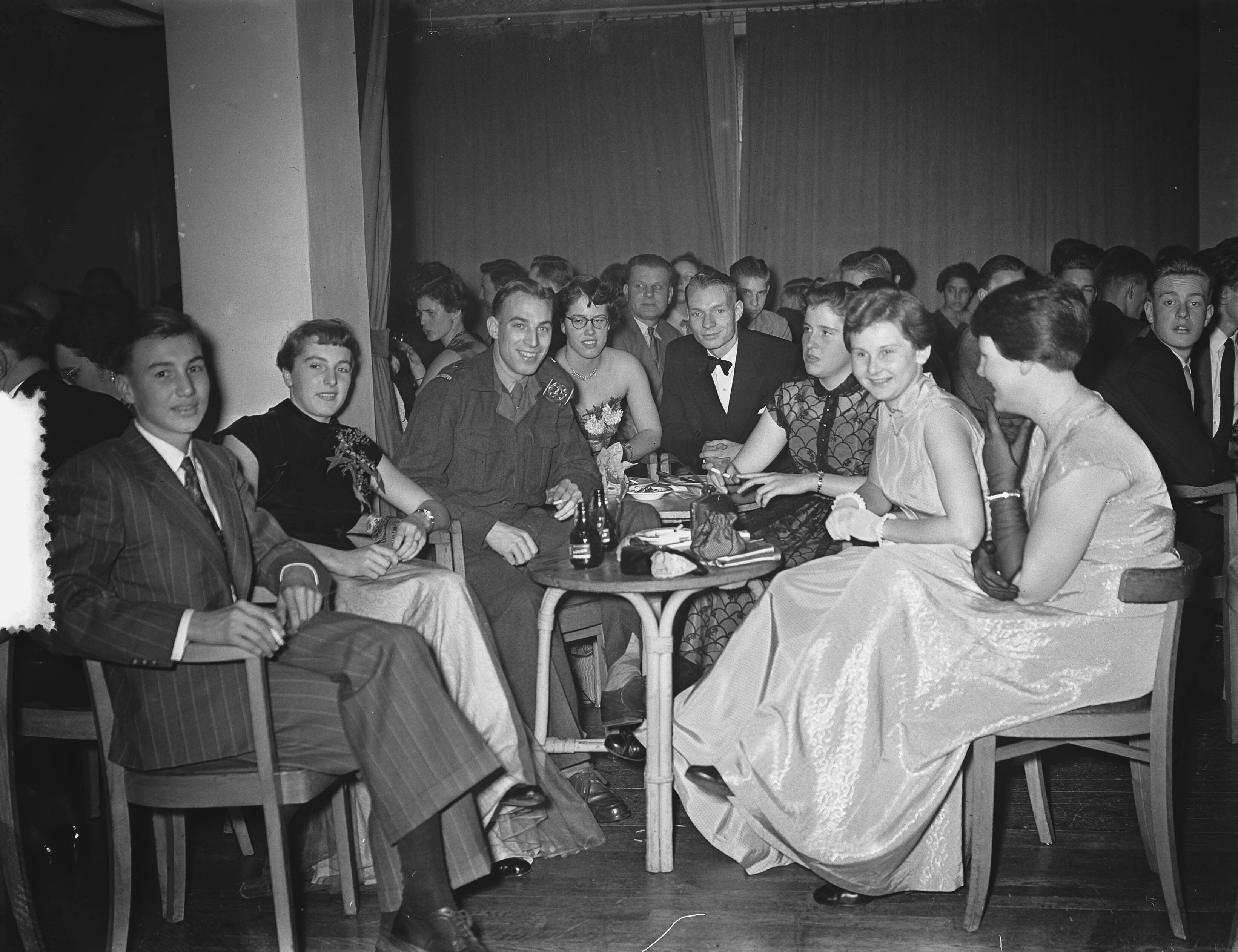50-jarig bestaan HBS Hilversum — Foto: Bilsen, Joop van / Anefo. — Licentie: Set B: Rechtenvrij / Publiek Domein. Bron: Nationaal Archief. http://hdl.handle.net/10648/a9196d22-d0b4-102d-bcf8-003048976d84