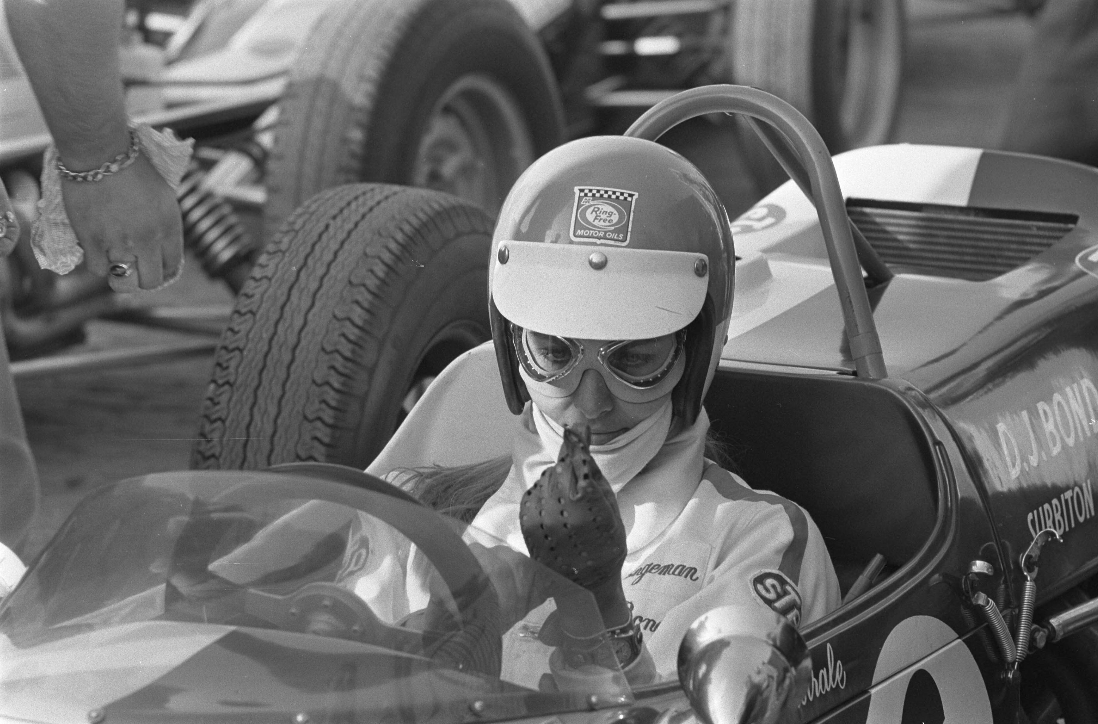 Fotocollectie Anefo — Autoraces op Circuit Zandvoort nr. 12 , 13: Liane Engeman , kop — Foto: Evers, Joost / Anefo. Licentie: Set B: Rechtenvrij / Publiek Domein. Bron: Nationaal Archief. http://hdl.handle.net/10648/ab64a36c-d0b4-102d-bcf8-003048976d84