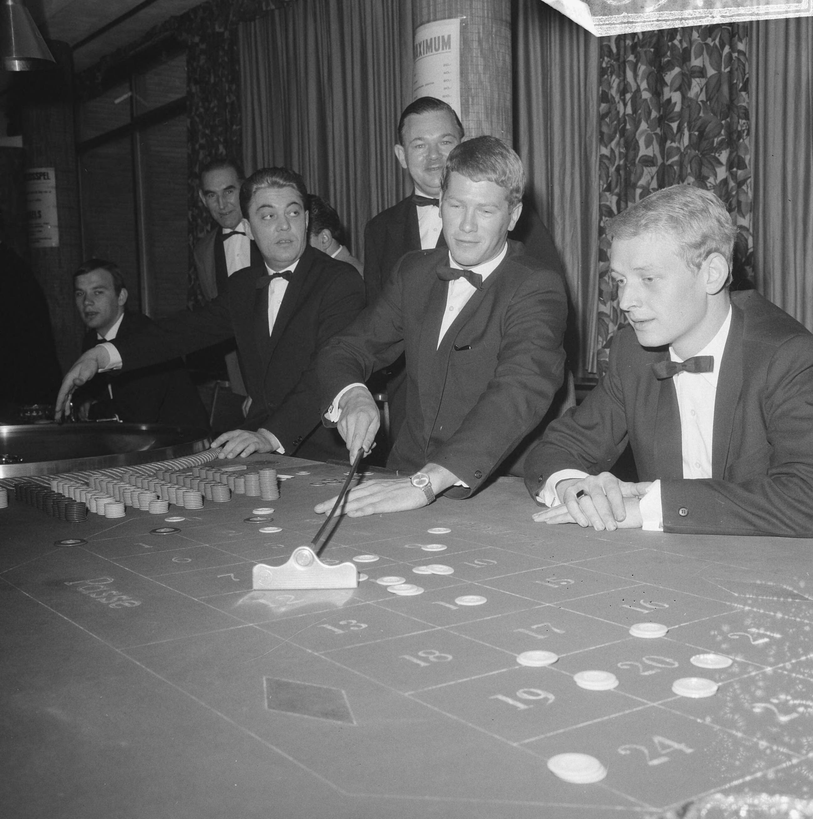 Fotocollectie Anefo — Naar aanleiding van een besluit van het ministerie van Justitie moeten de casino's in Nederland hun deuren sluiten. In West-End te Loosdrecht rolt vandaag voor het laatst het balletje — Foto: Evers, Joost / Anefo. Licentie: Set B: Rechtenvrij / Publiek Domein. Bron: Nationaal Archief. http://hdl.handle.net/10648/aac84cec-d0b4-102d-bcf8-003048976d84