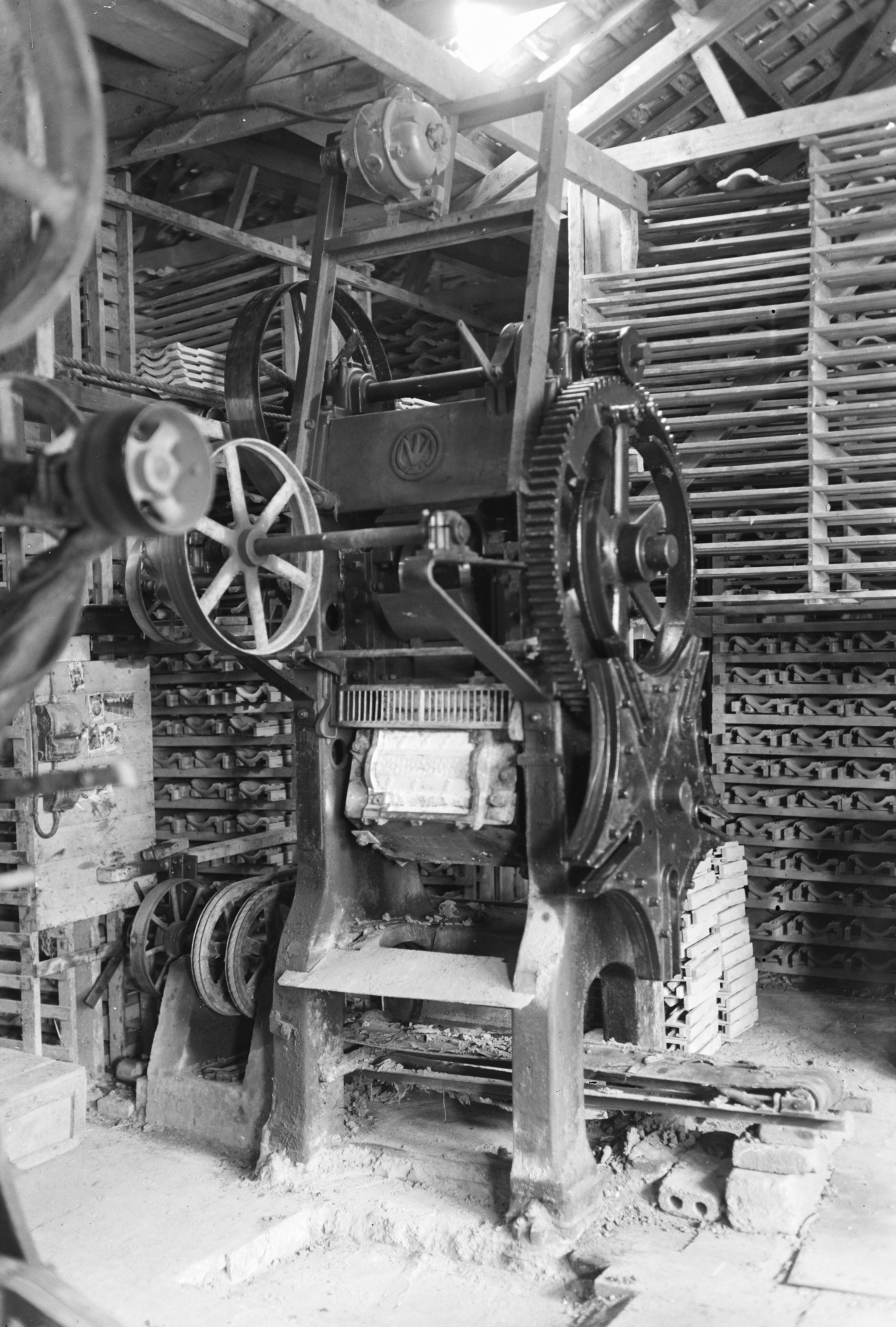 Fotocollectie Arbeidsinspectie — 10x15 Revolverdakpanpers van de firma Oosthoek te Alphen aan de Rijn — Foto: Onbekend / Publiek Domein of Rechtenvrij. Licentie: Set B: Rechtenvrij / Publiek Domein. Bron: Nationaal Archief. http://hdl.handle.net/10648/ad9f01d6-d0b4-102d-bcf8-003048976d84