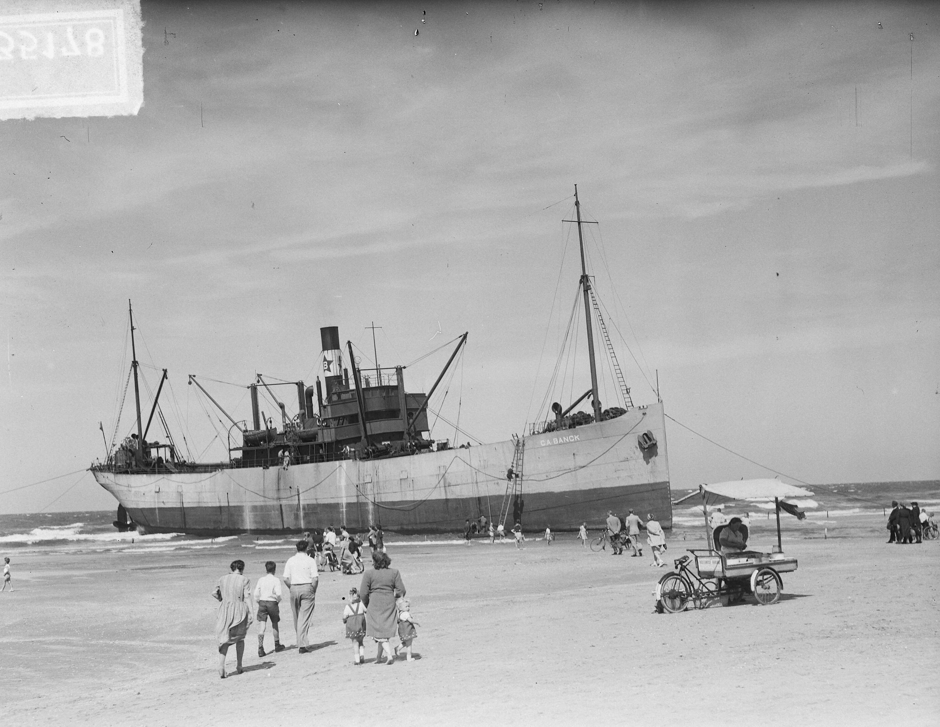 Fotocollectie Anefo — Het gestrande vrachtschip C.A. Banck op het strand van Bloemendaal — Foto: Winterbergen, Rolf / Anefo. Licentie: Set B: Rechtenvrij / Publiek Domein. Bron: Nationaal Archief. http://hdl.handle.net/10648/a8cba420-d0b4-102d-bcf8-003048976d84